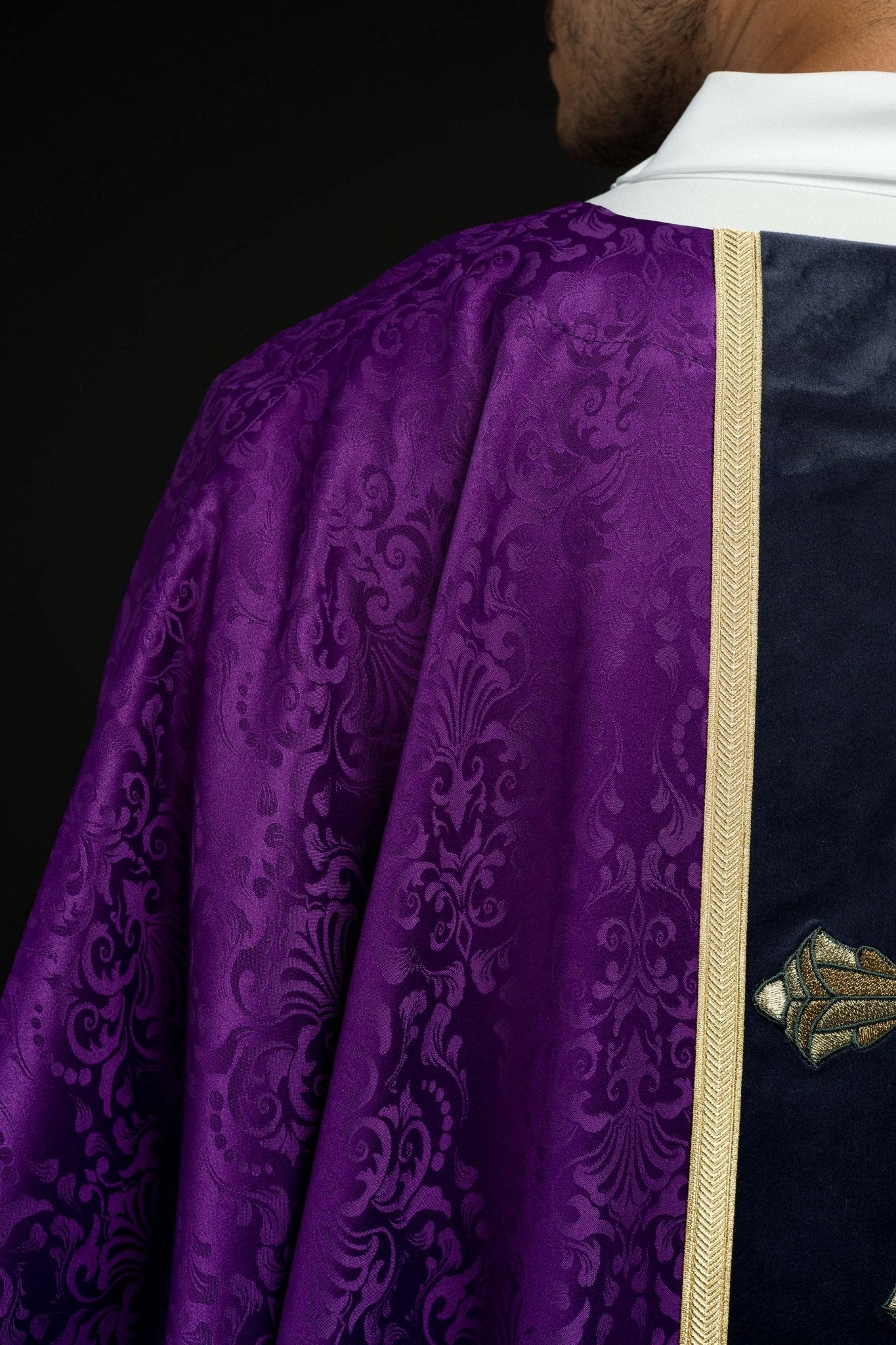 Chasuble liturgique violette avec étole et broderie de croix sur tissu jacquard KOA/007/03/98 - CHASUBLES.FR