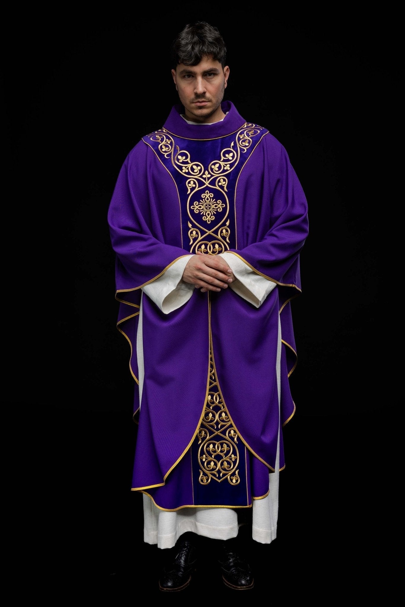 Chasuble liturgique violette décorée de broderies sur velours KOR/169/03 - CHASUBLES.FR