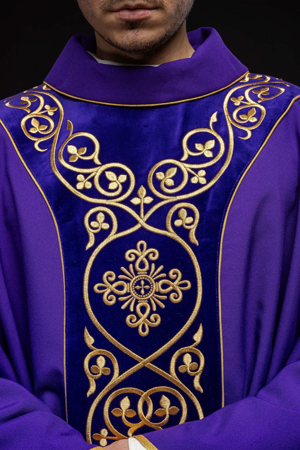 Chasuble liturgique violette décorée de broderies sur velours KOR/169/03 - CHASUBLES.FR
