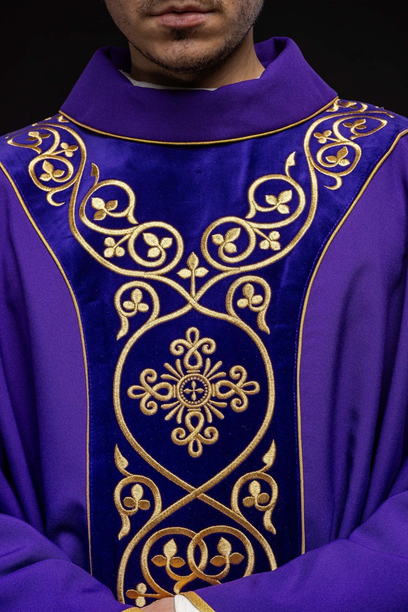 Chasuble liturgique violette décorée de broderies sur velours KOR/169/03 - CHASUBLES.FR