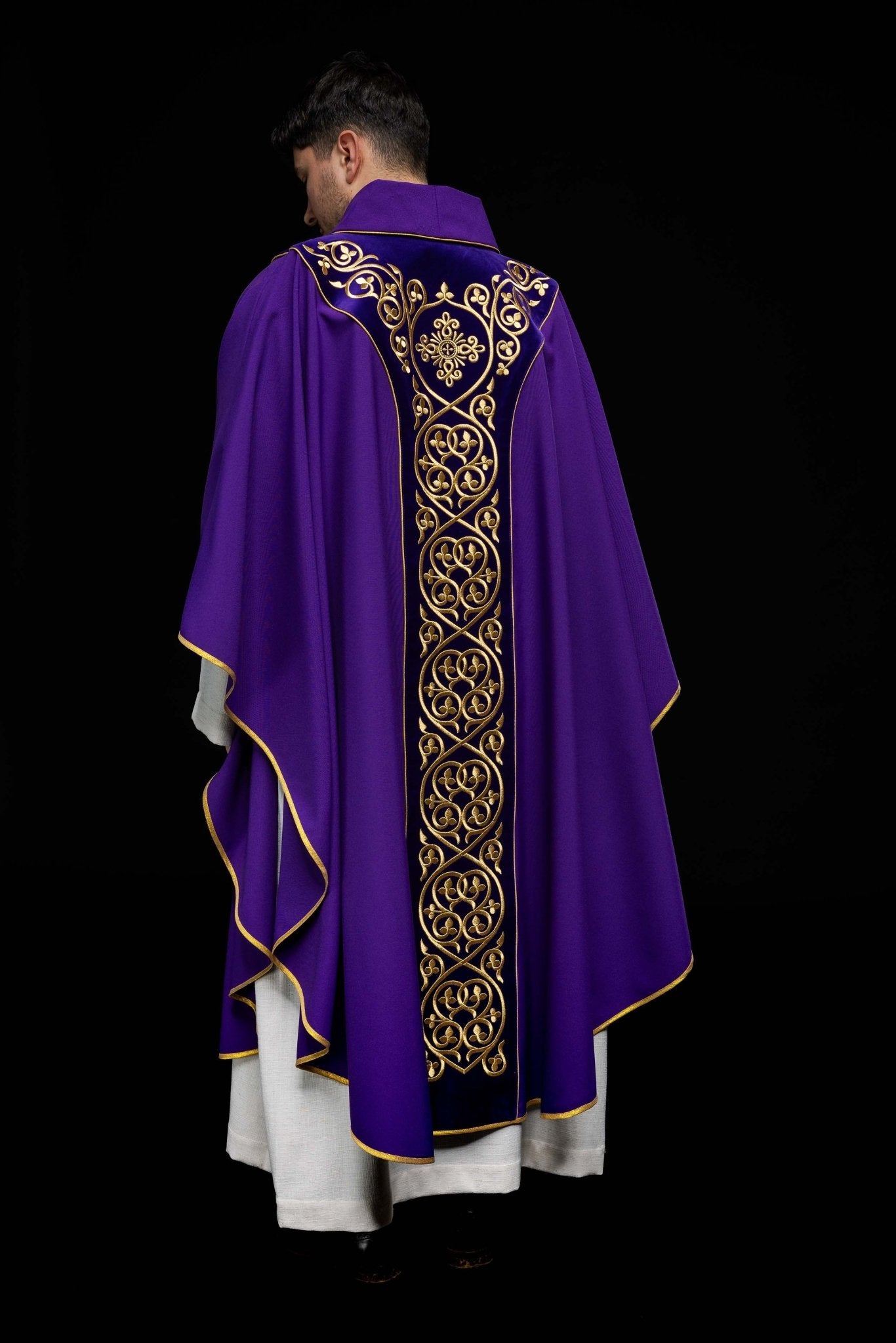 Chasuble liturgique violette décorée de broderies sur velours KOR/169/03 - CHASUBLES.FR