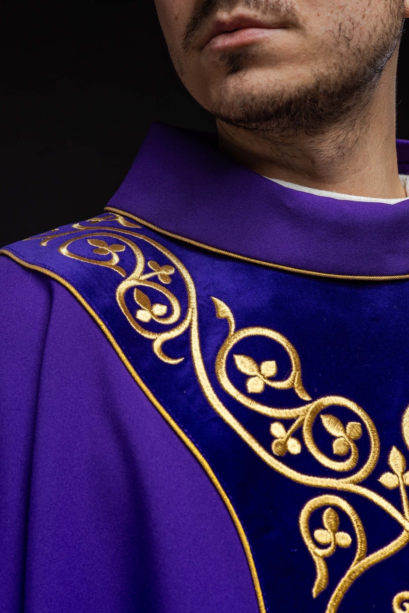 Chasuble liturgique violette décorée de broderies sur velours KOR/169/03 - CHASUBLES.FR