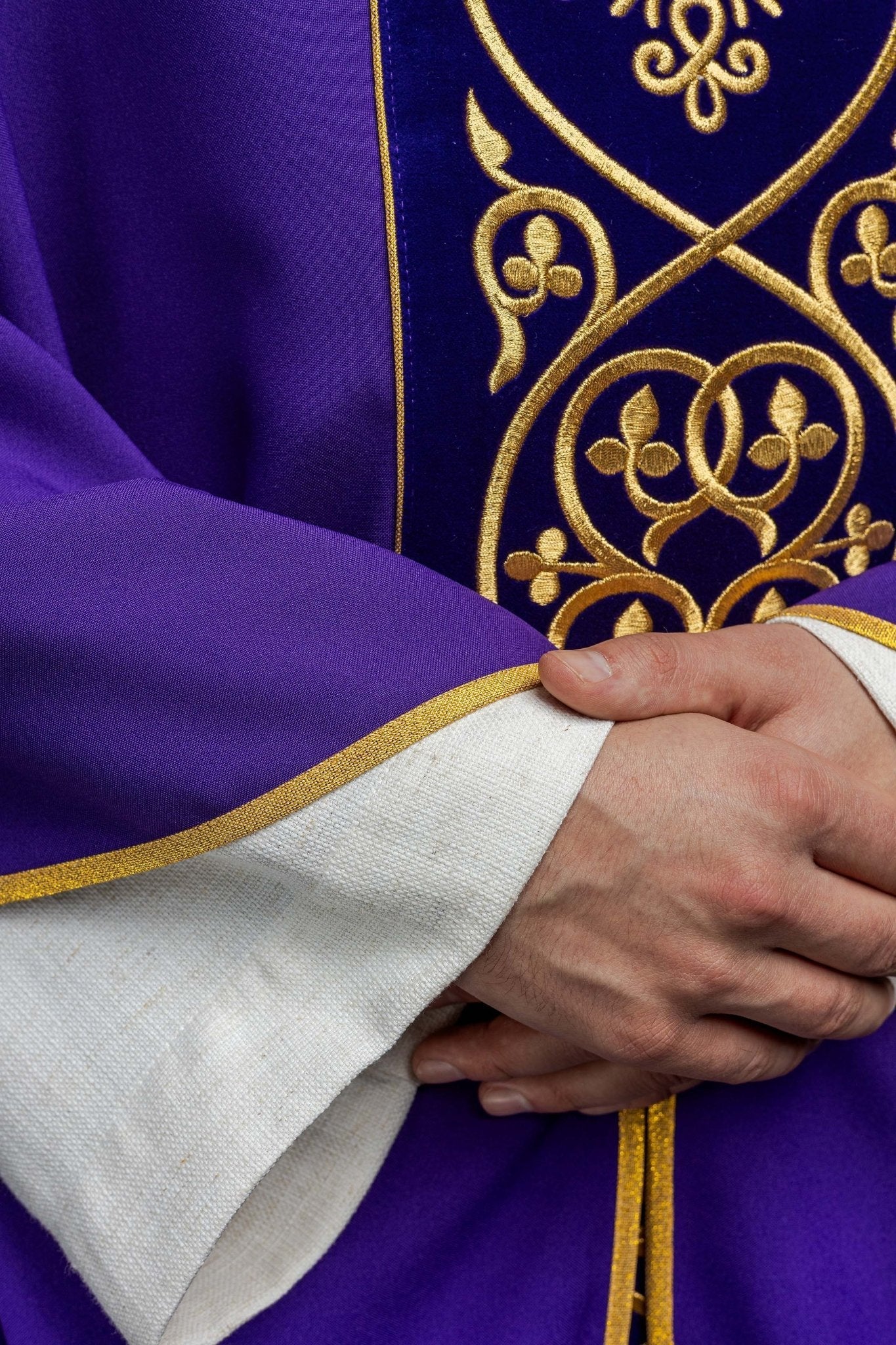 Chasuble liturgique violette décorée de broderies sur velours KOR/169/03 - CHASUBLES.FR