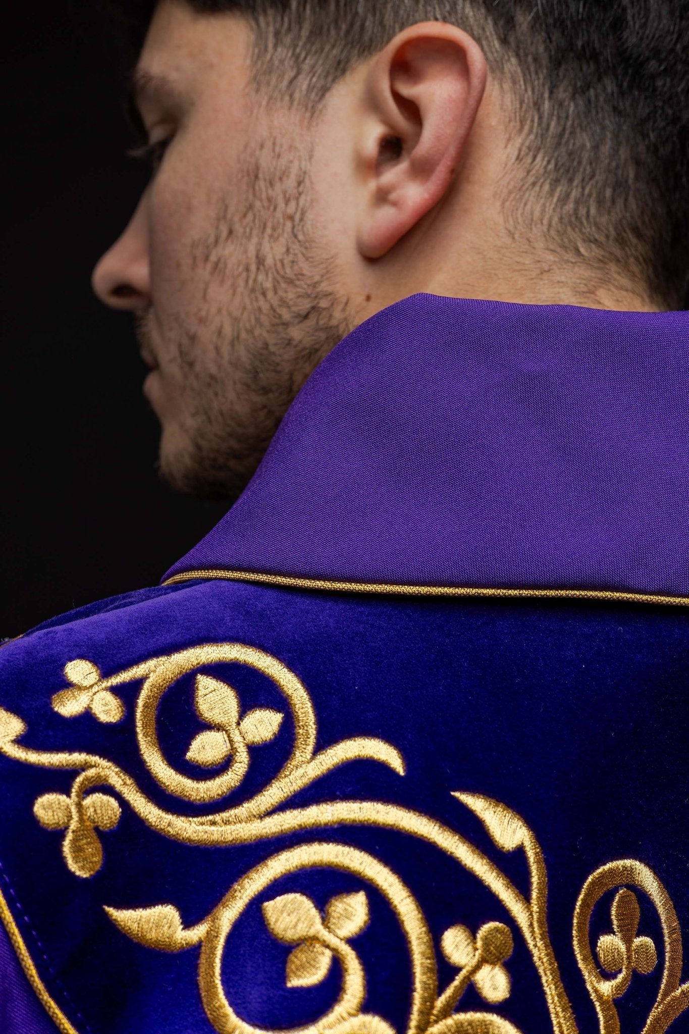 Chasuble liturgique violette décorée de broderies sur velours KOR/169/03 - CHASUBLES.FR