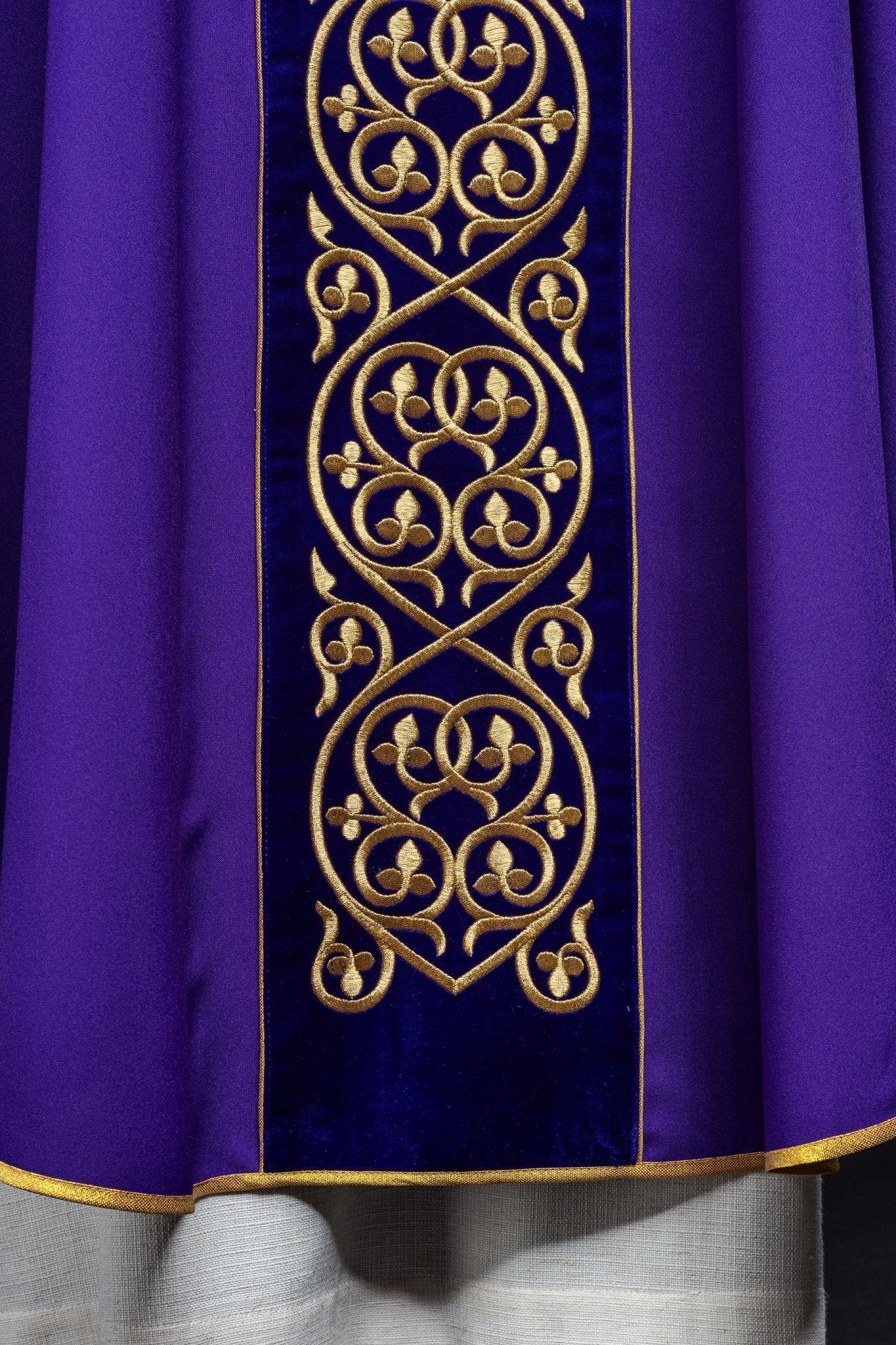 Chasuble liturgique violette décorée de broderies sur velours KOR/169/03 - CHASUBLES.FR