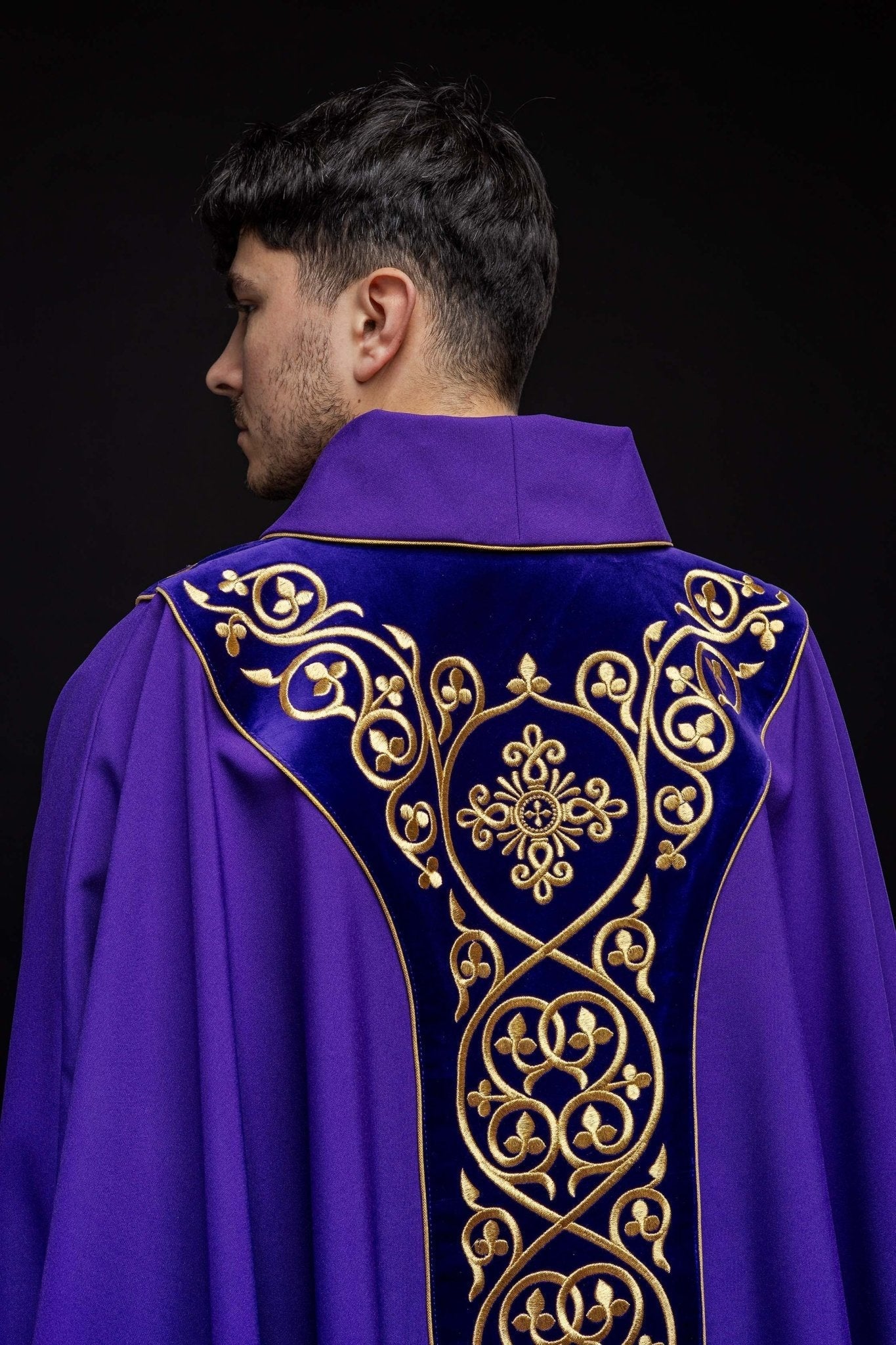 Chasuble liturgique violette décorée de broderies sur velours KOR/169/03 - CHASUBLES.FR