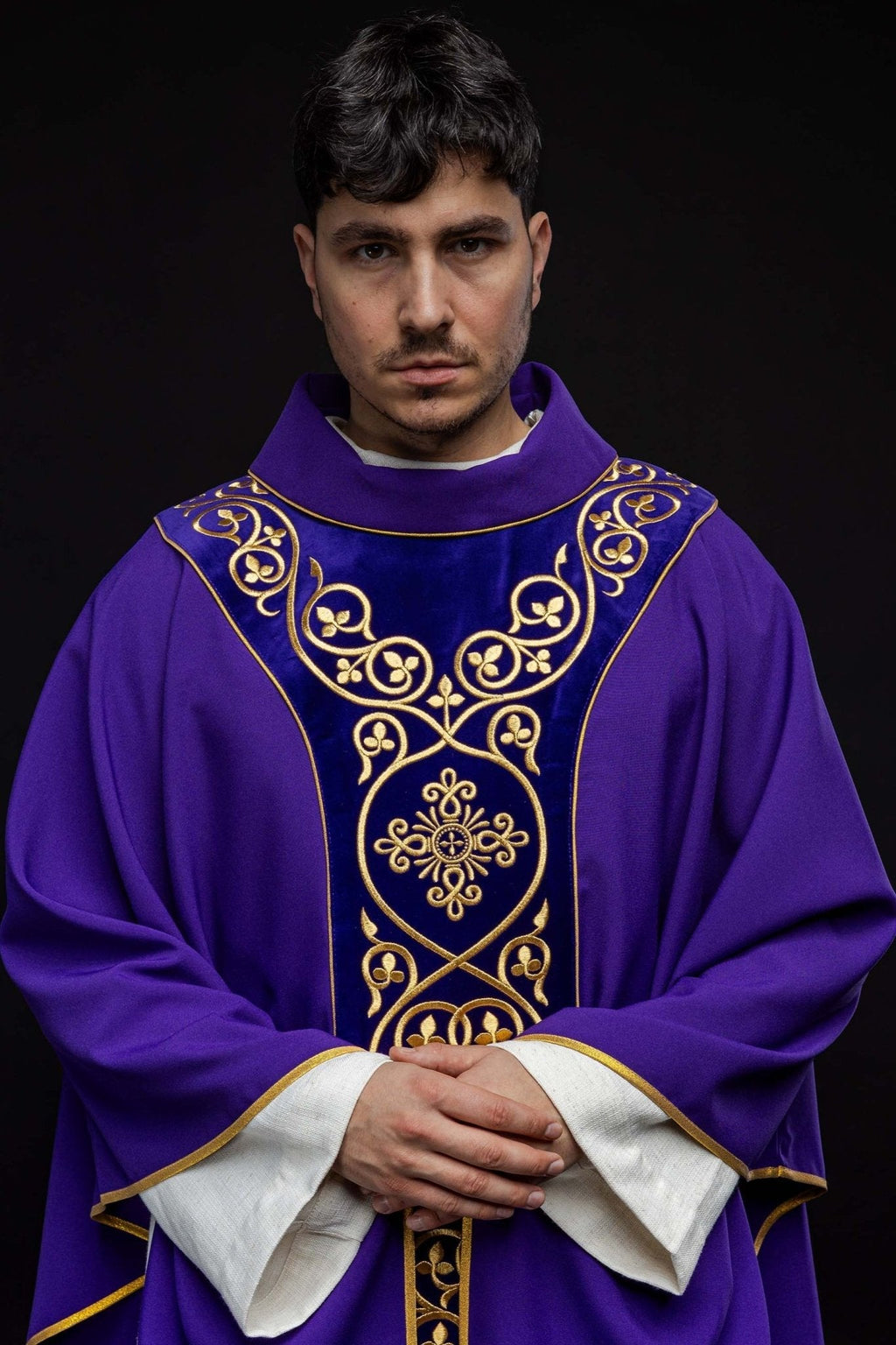 Chasuble liturgique violette décorée de broderies sur velours KOR/169/03 - CHASUBLES.FR