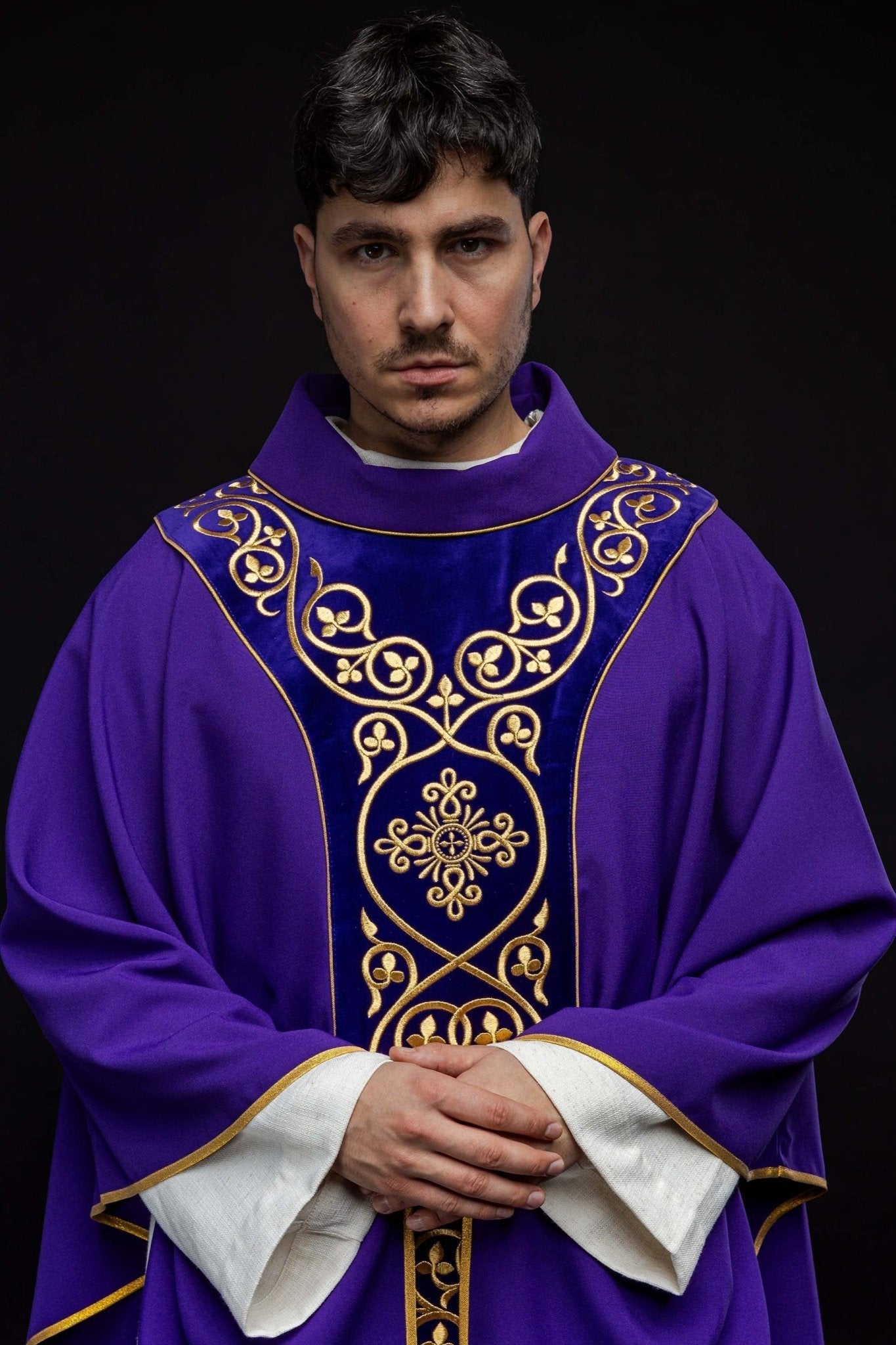 Chasuble liturgique violette décorée de broderies sur velours KOR/169/03 - CHASUBLES.FR
