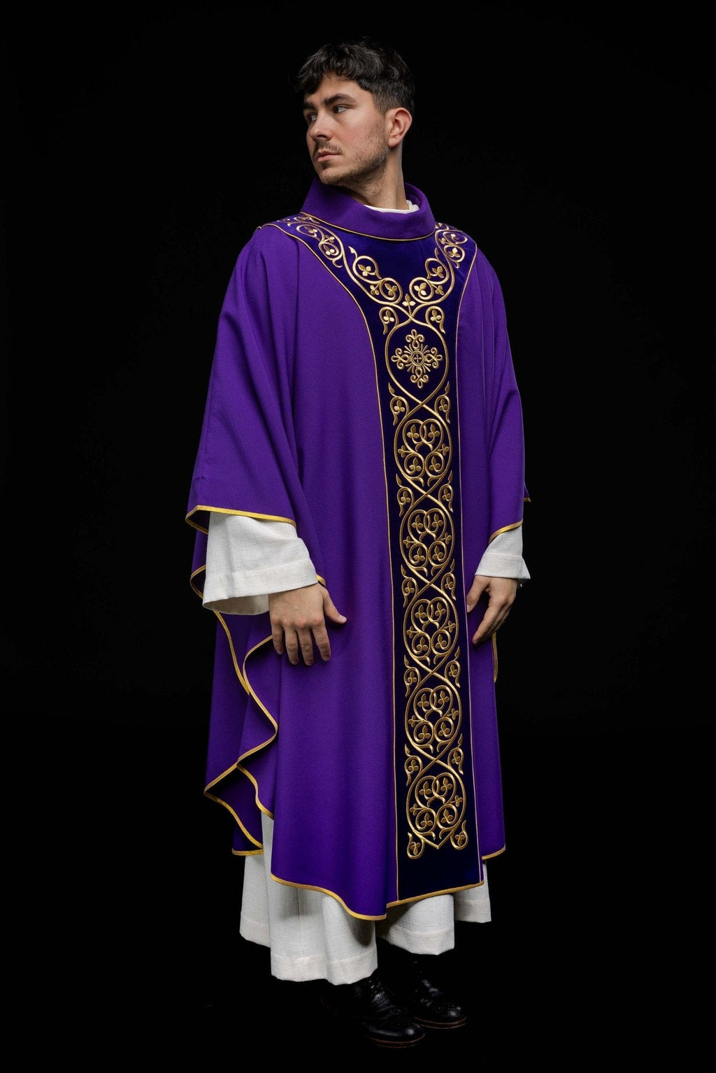 Chasuble liturgique violette décorée de broderies sur velours KOR/169/03 - CHASUBLES.FR