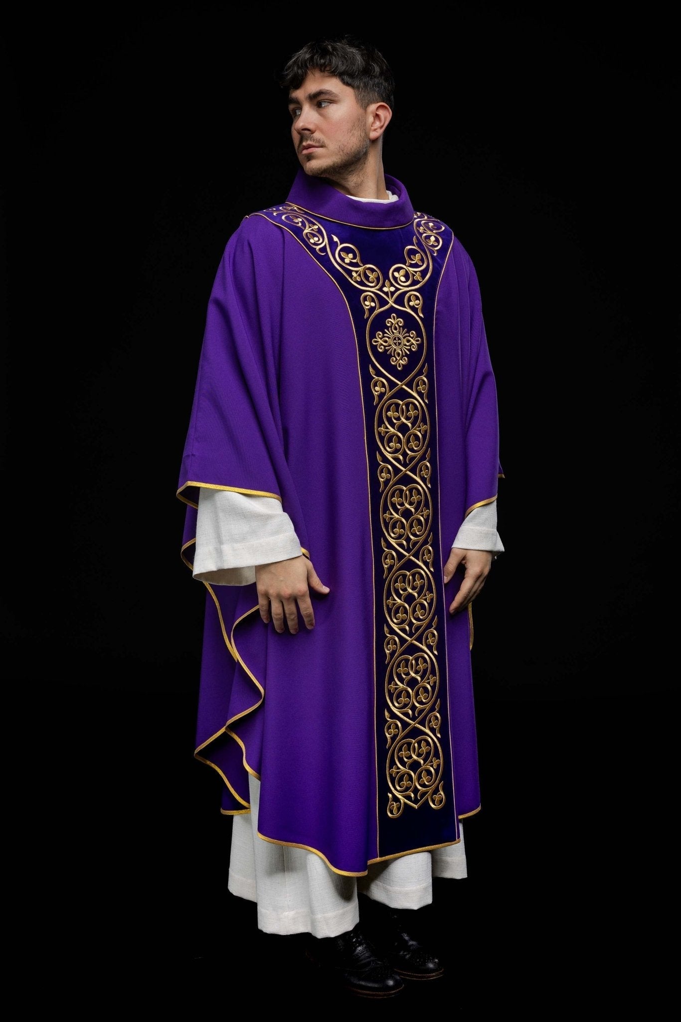 Chasuble liturgique violette décorée de broderies sur velours KOR/169/03 - CHASUBLES.FR