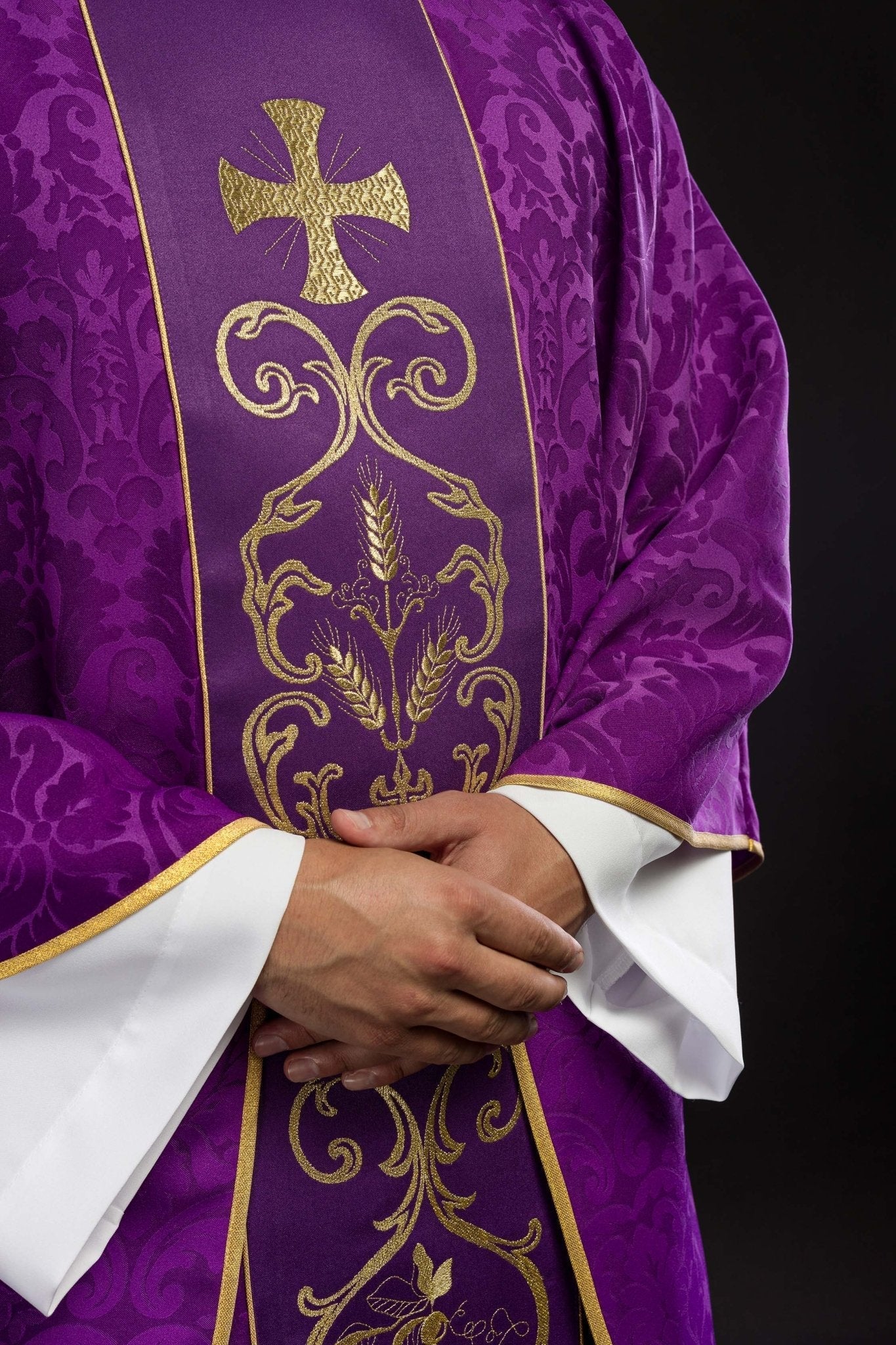 Chasuble liturgique violette ornée d'une ceinture brodée KOR/148/03/81 - CHASUBLES.FR