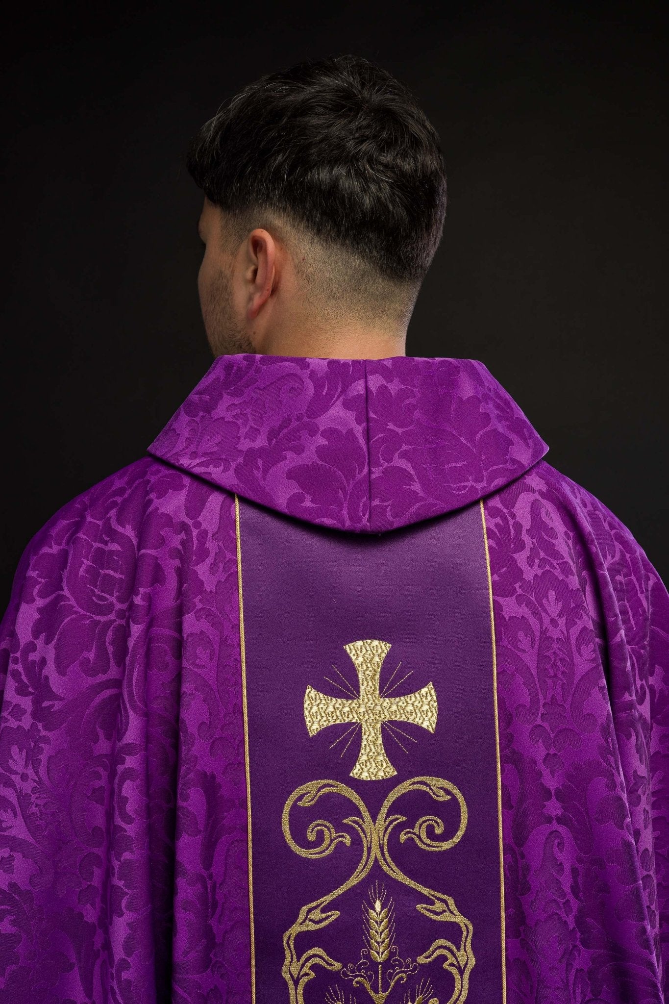 Chasuble liturgique violette ornée d'une ceinture brodée KOR/148/03/81 - CHASUBLES.FR