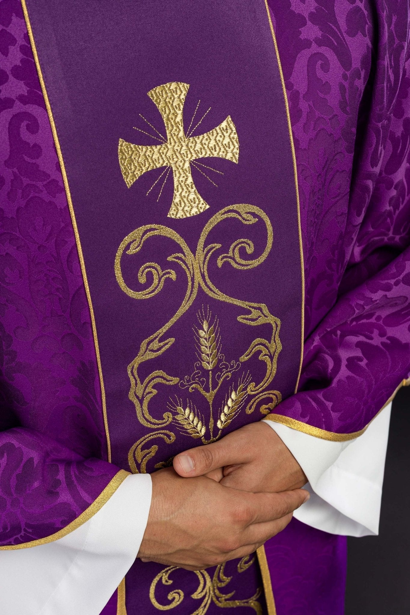 Chasuble liturgique violette ornée d'une ceinture brodée KOR/148/03/81 - CHASUBLES.FR