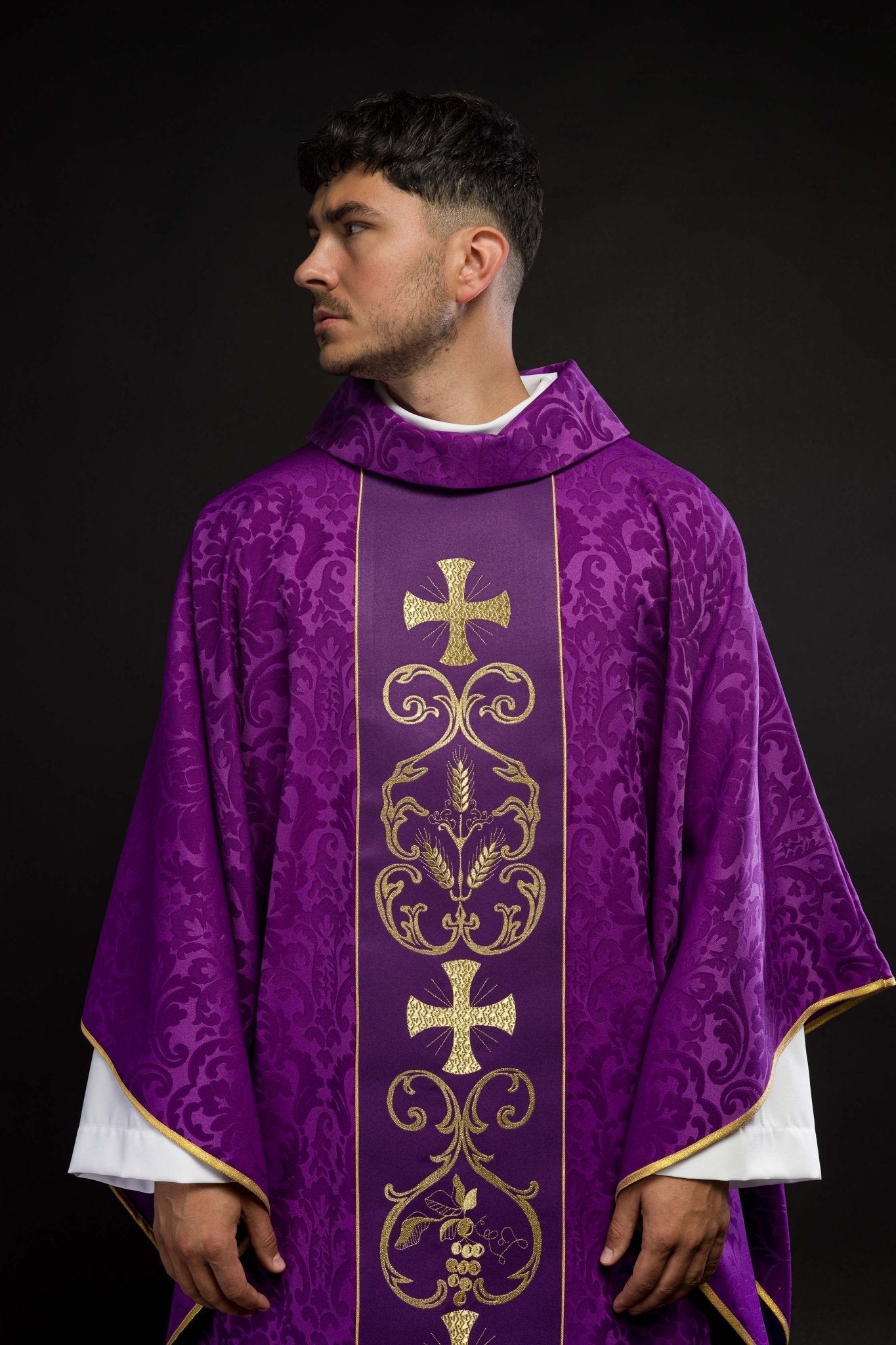 Chasuble liturgique violette ornée d'une ceinture brodée KOR/148/03/81 - CHASUBLES.FR