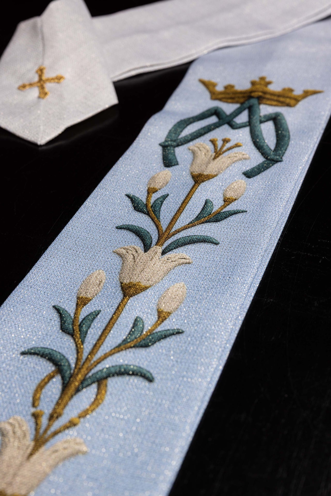 Chasuble marial imprimé avec motif de lys et monogramme bleu - écru KOD/7002/06/40 - CHASUBLES.FR