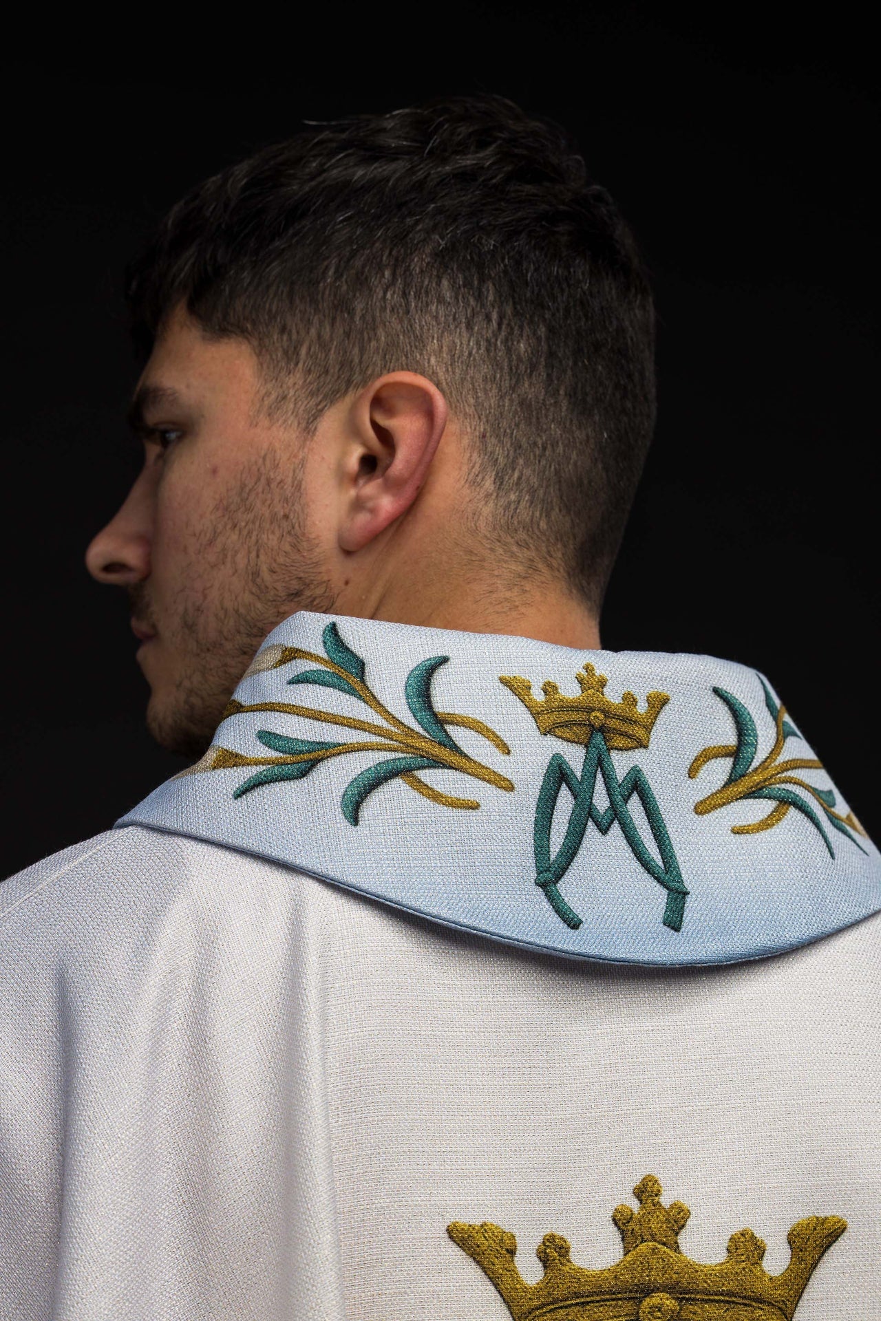 Chasuble marial imprimé avec motif de lys et monogramme bleu - écru KOD/7002/06/40 - CHASUBLES.FR