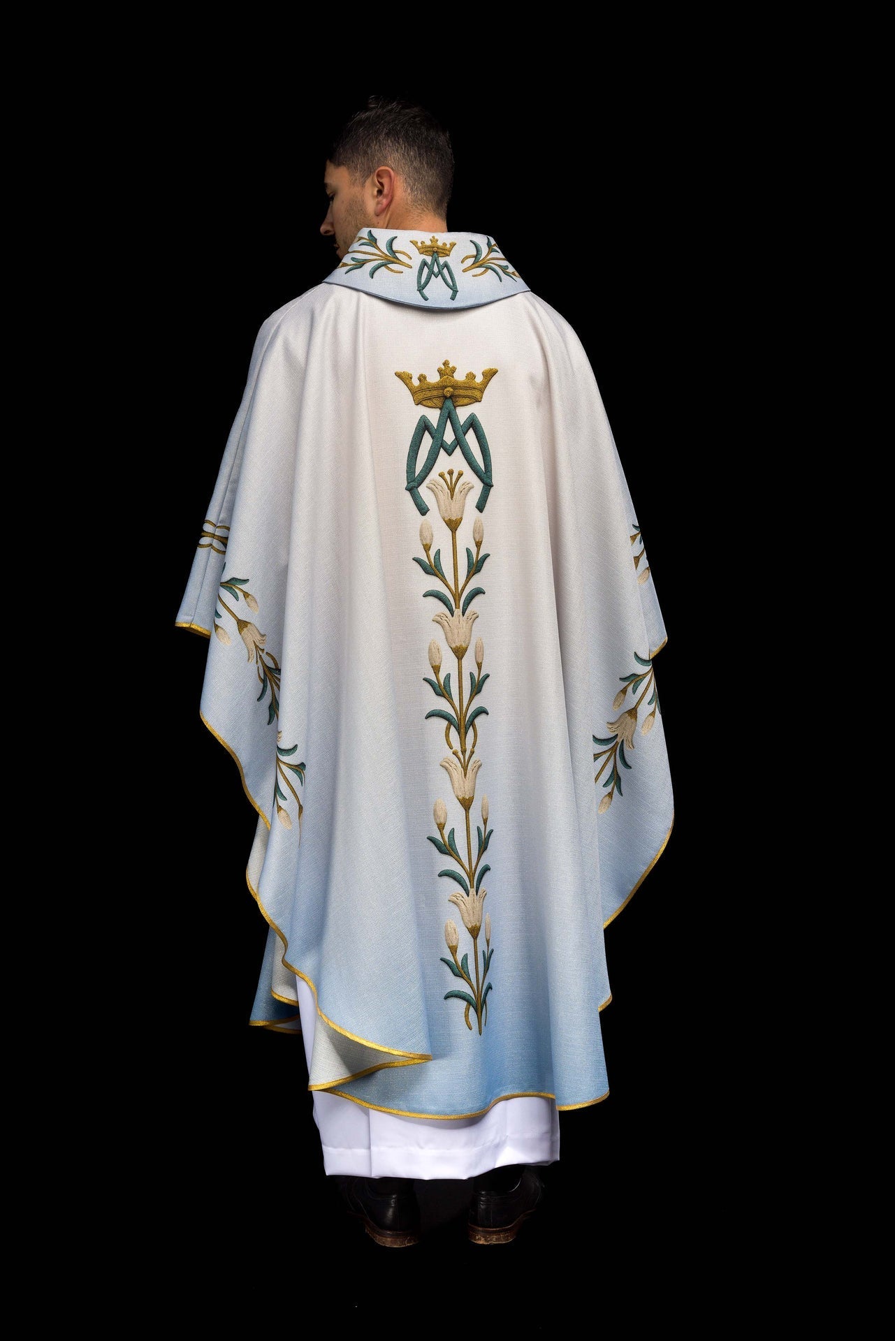 Chasuble marial imprimé avec motif de lys et monogramme bleu - écru KOD/7002/06/40 - CHASUBLES.FR