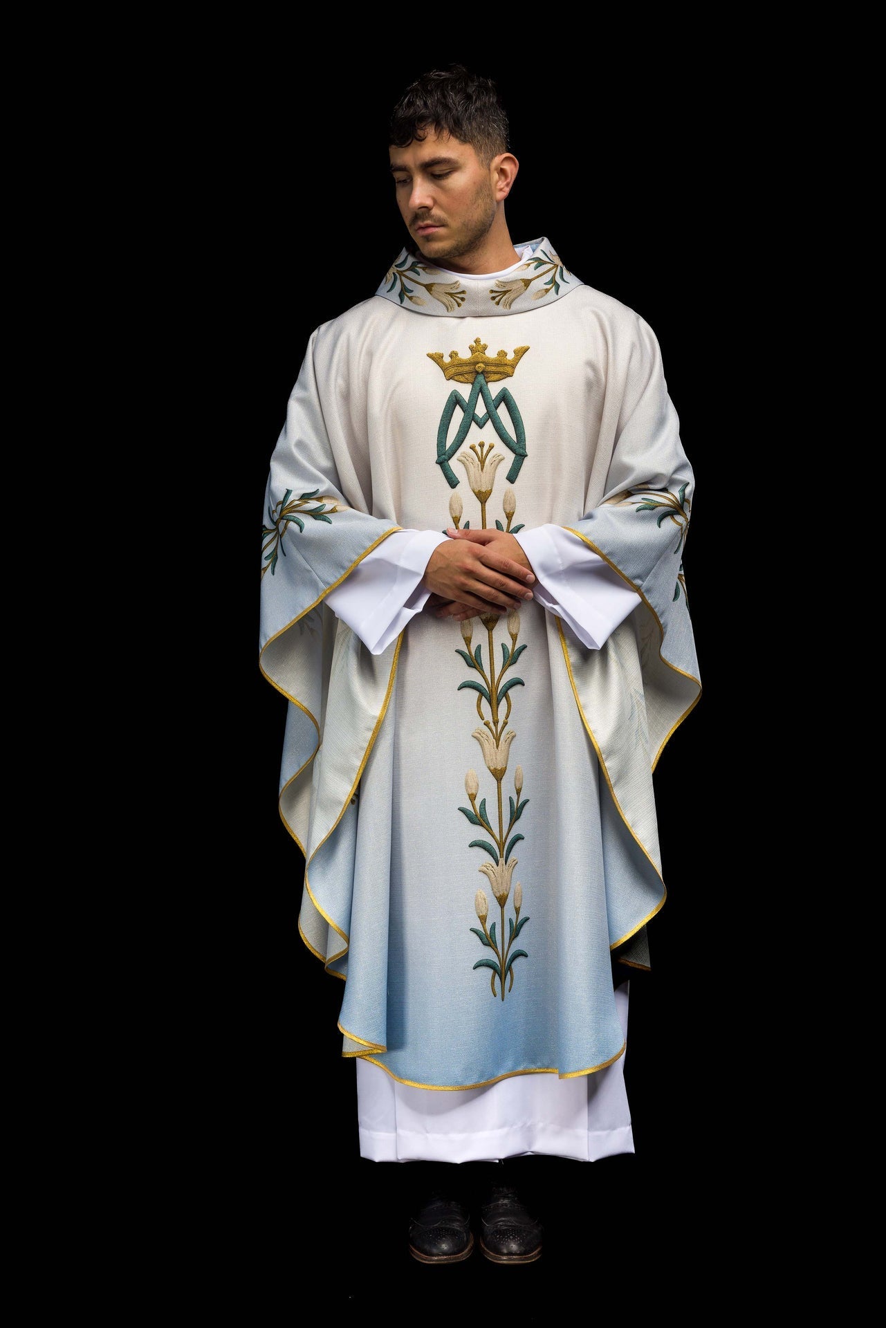 Chasuble marial imprimé avec motif de lys et monogramme bleu - écru KOD/7002/06/40 - CHASUBLES.FR