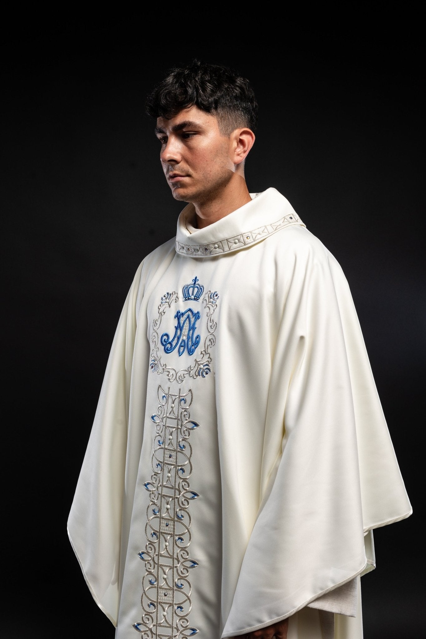 Chasuble mariale décorée de pierres scintillantes LE/7001/05 - CHASUBLES.FR