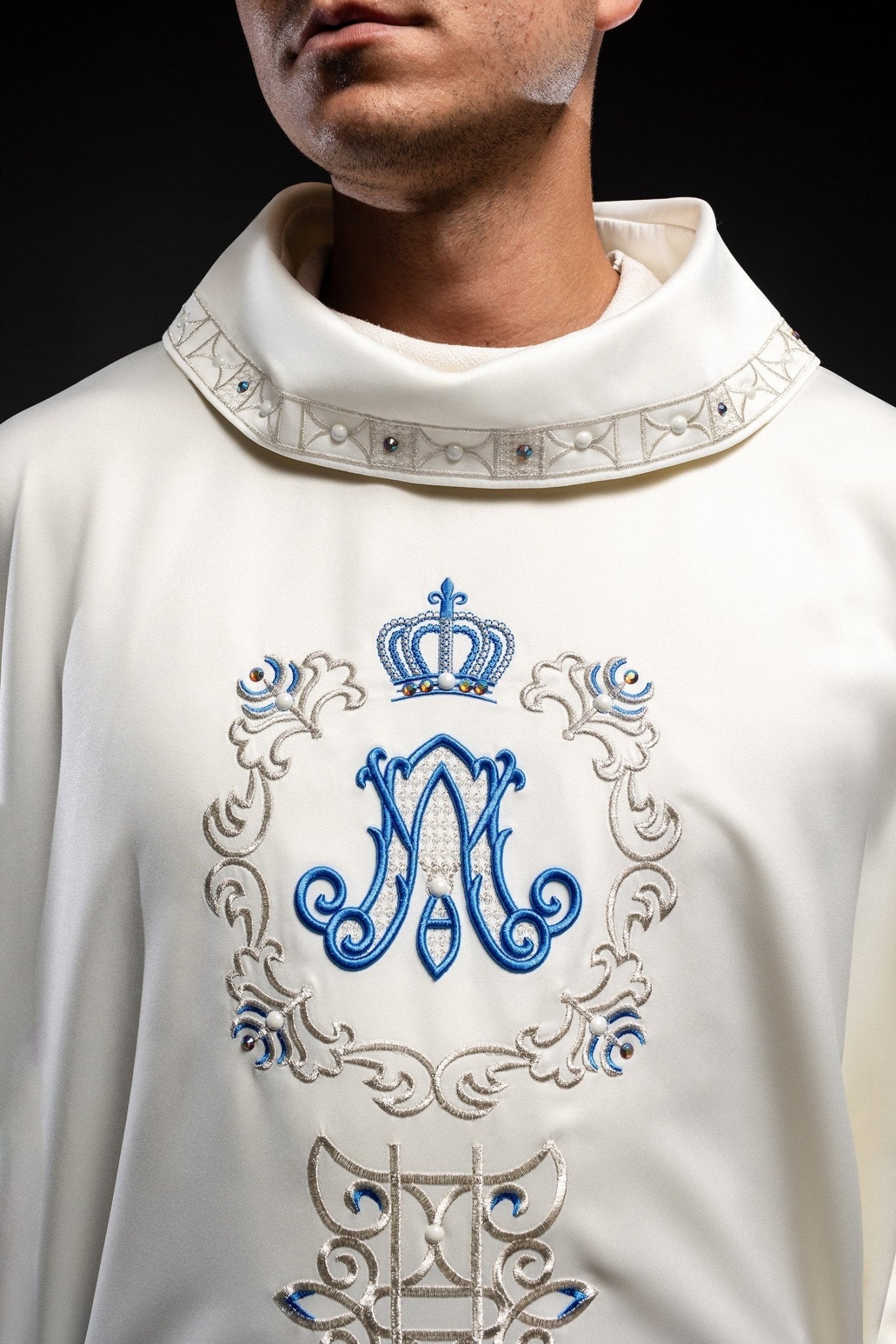 Chasuble mariale décorée de pierres scintillantes LE/7001/05 - CHASUBLES.FR