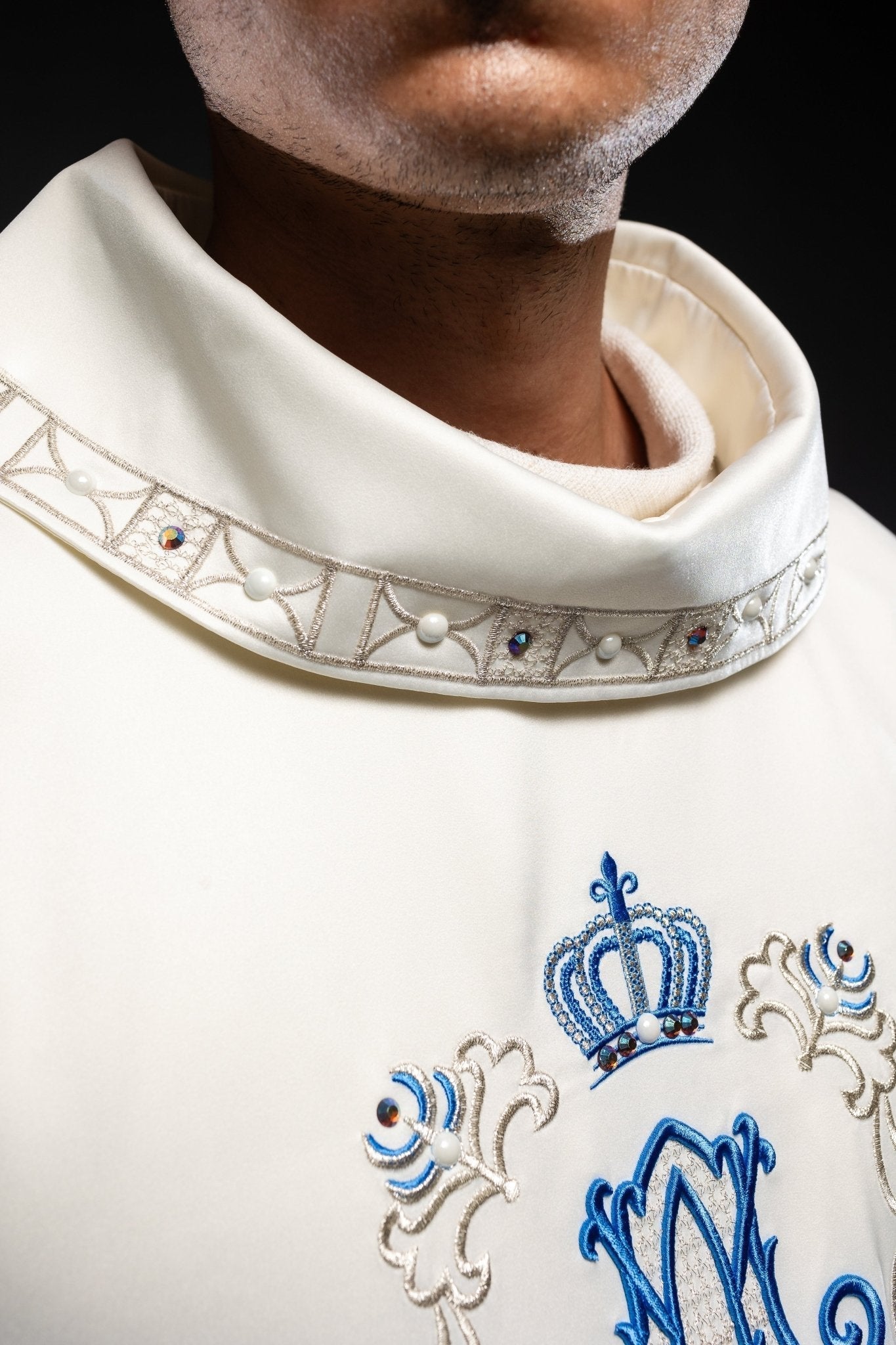 Chasuble mariale décorée de pierres scintillantes LE/7001/05 - CHASUBLES.FR
