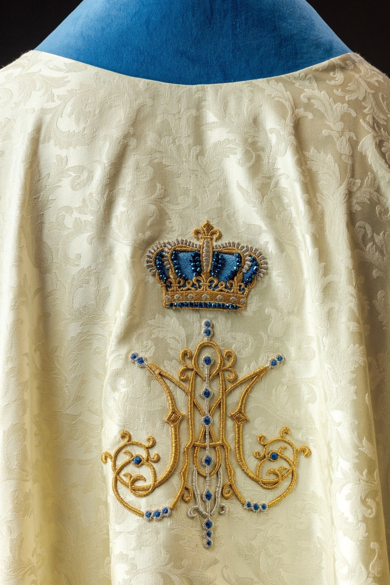 Chasuble mariale faite à la main avec des pierres naturelles Fait à la main 7006 HM/7006/05/88 - CHASUBLES.FR