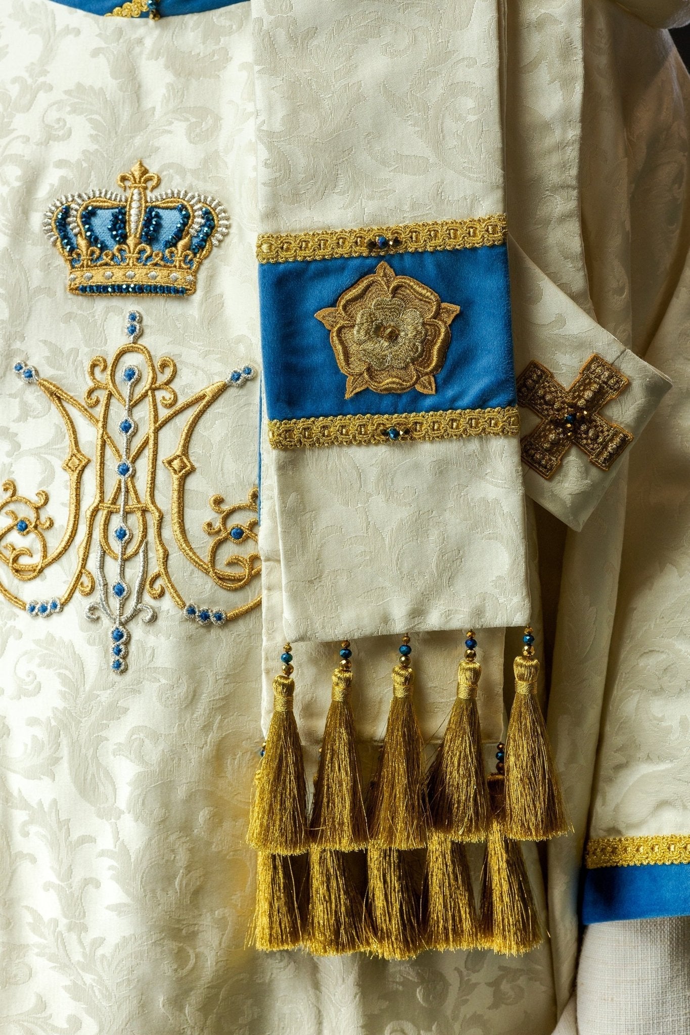 Chasuble mariale faite à la main avec des pierres naturelles Fait à la main 7006 HM/7006/05/88 - CHASUBLES.FR