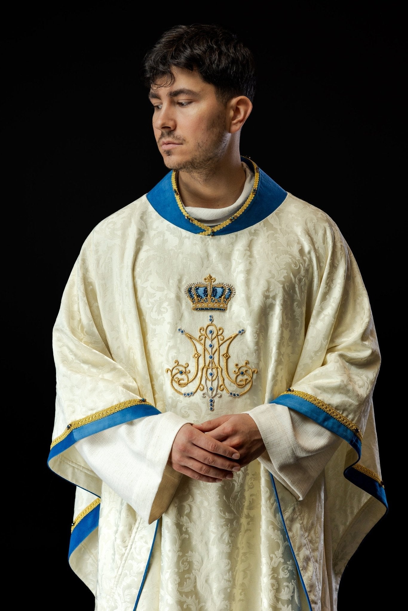Chasuble mariale faite à la main avec des pierres naturelles Fait à la main 7006 HM/7006/05/88 - CHASUBLES.FR