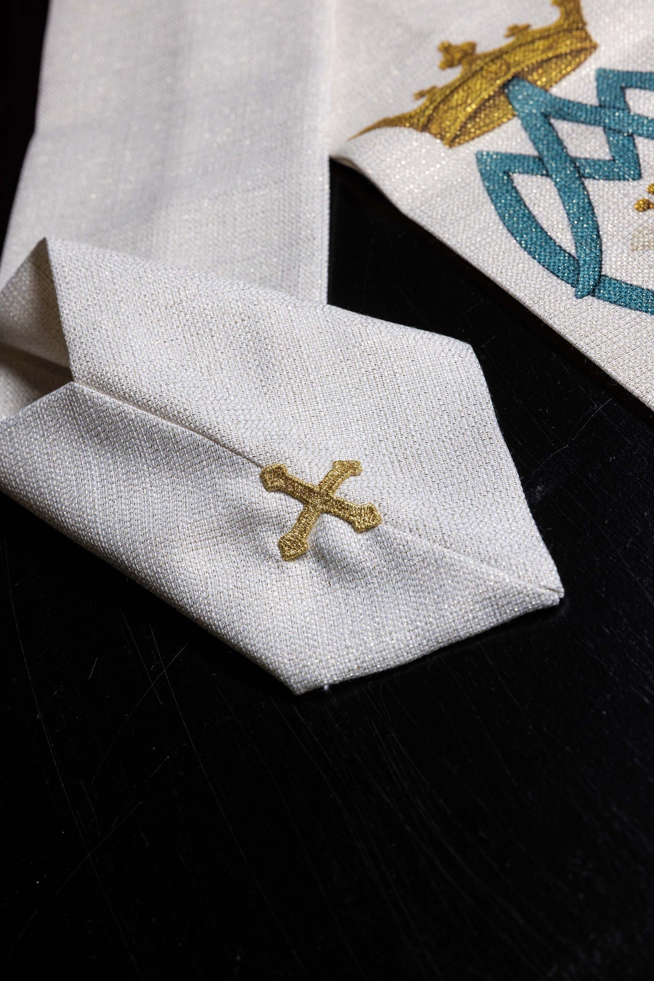 Chasuble mariale imprimée avec motif de lys et monogramme Écru KOD/7002/05/40 - CHASUBLES.FR