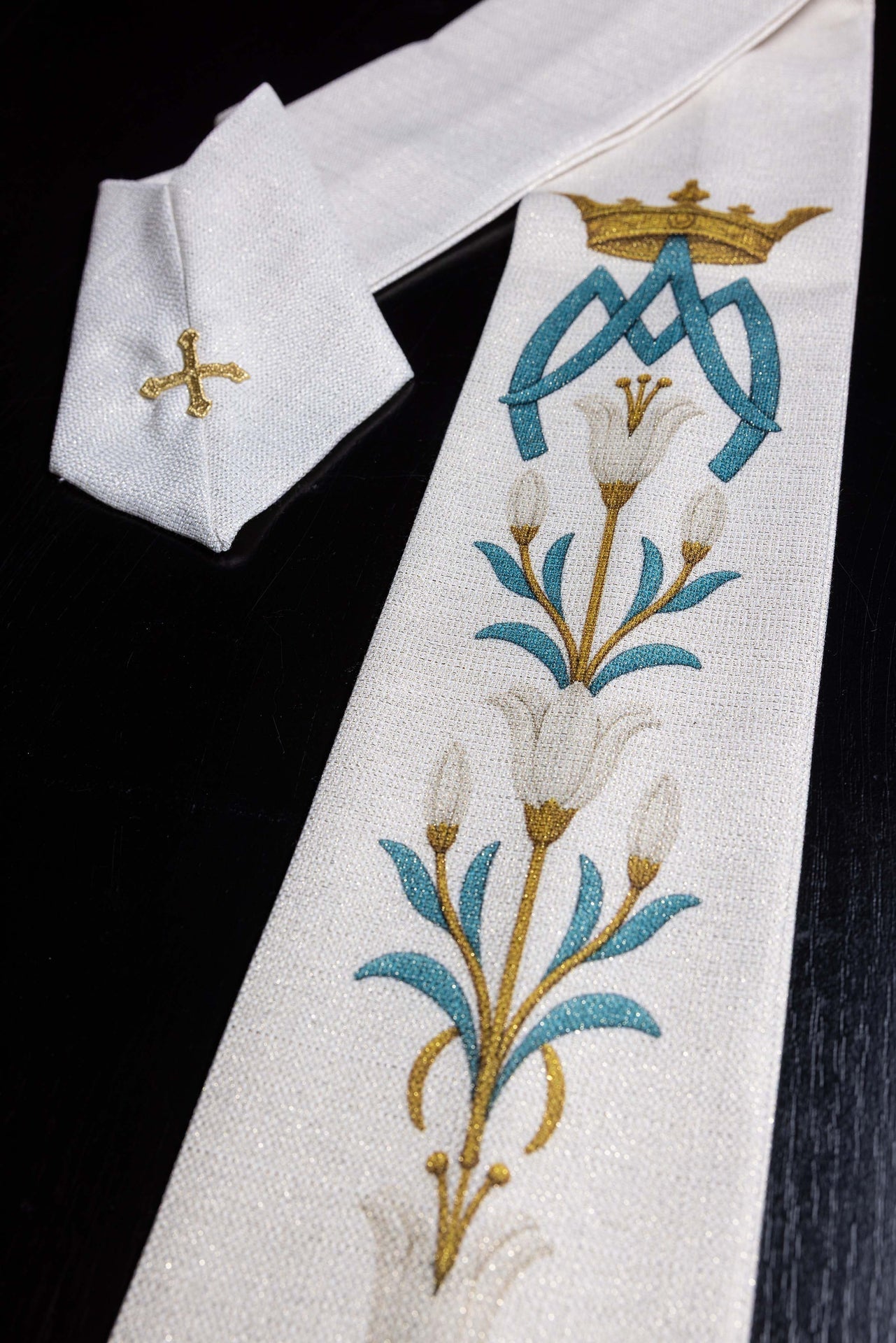 Chasuble mariale imprimée avec motif de lys et monogramme Écru KOD/7002/05/40 - CHASUBLES.FR