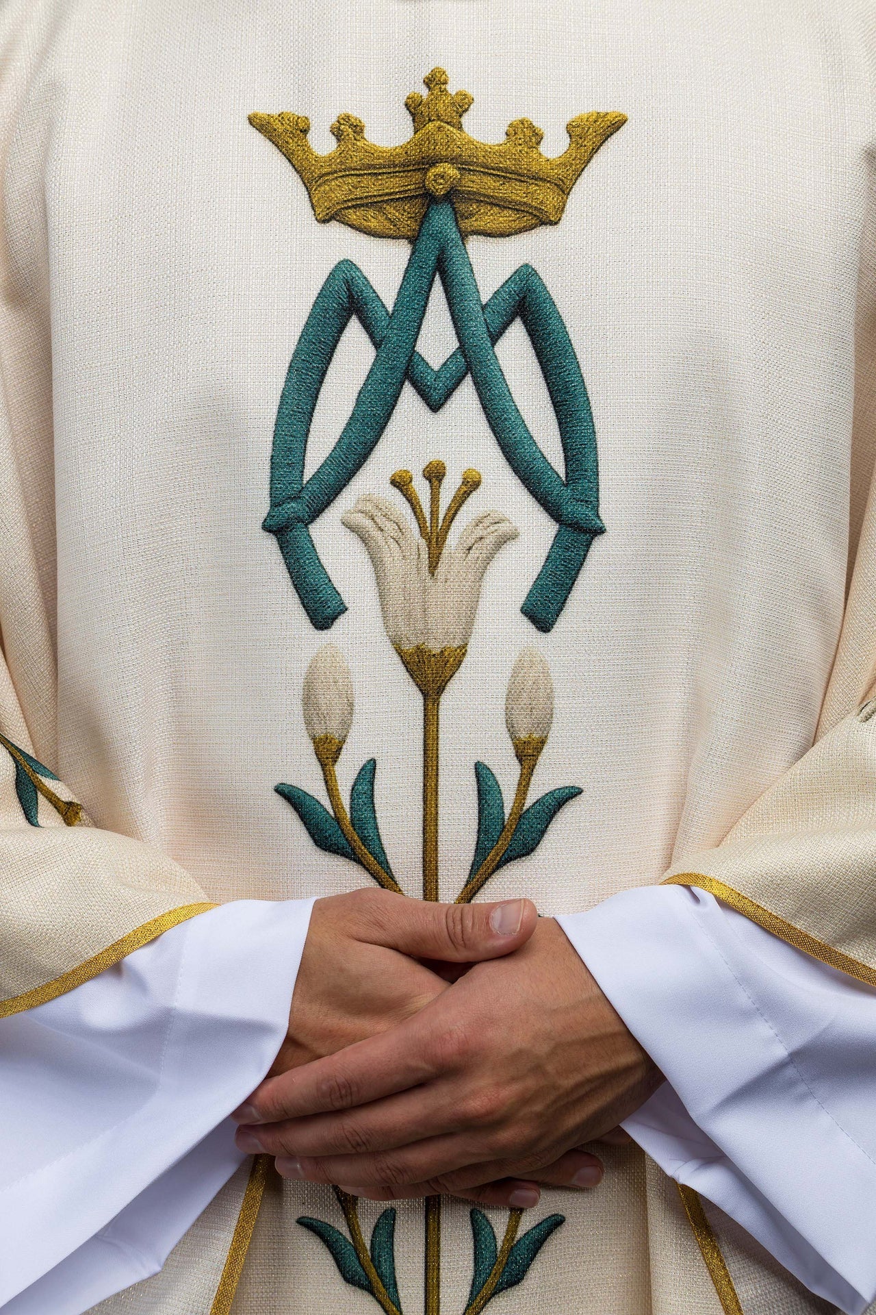 Chasuble mariale imprimée avec motif de lys et monogramme Écru KOD/7002/05/40 - CHASUBLES.FR