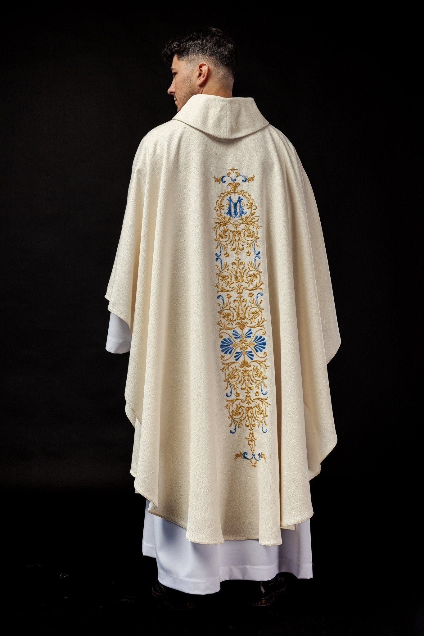 Chasuble mariale richement brodée en tissu brillant. LE/7024/05 - CHASUBLES.FR