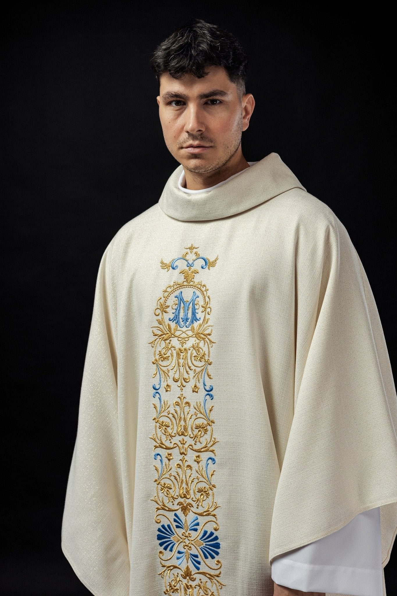 Chasuble mariale richement brodée en tissu brillant. LE/7024/05 - CHASUBLES.FR