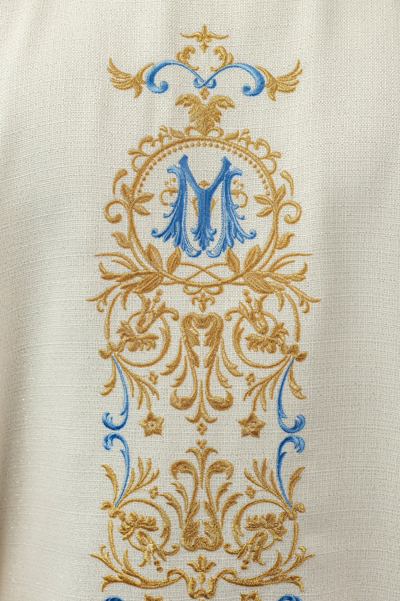 Chasuble mariale richement brodée en tissu brillant. LE/7024/05 - CHASUBLES.FR