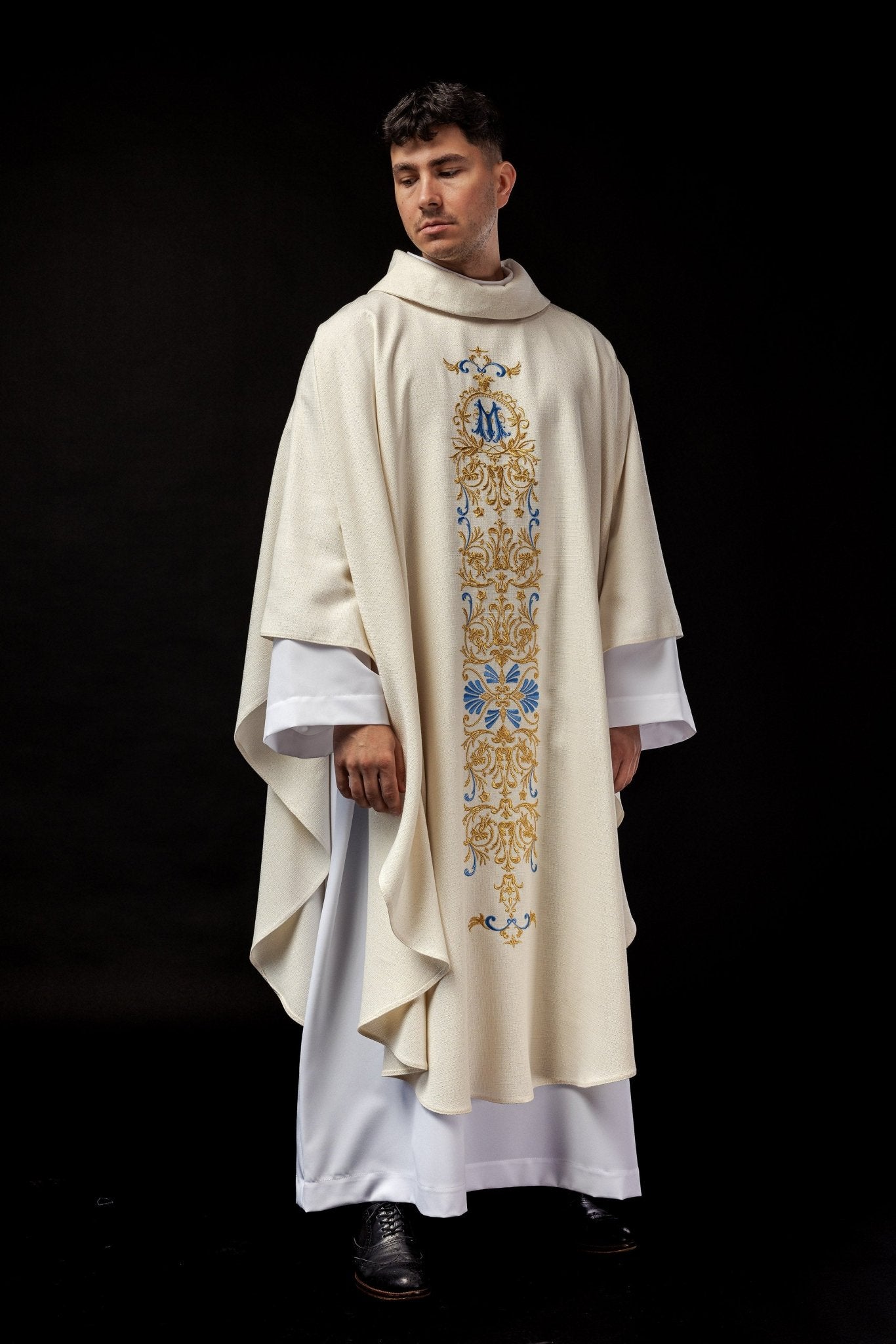 Chasuble mariale richement brodée en tissu brillant. LE/7024/05 - CHASUBLES.FR