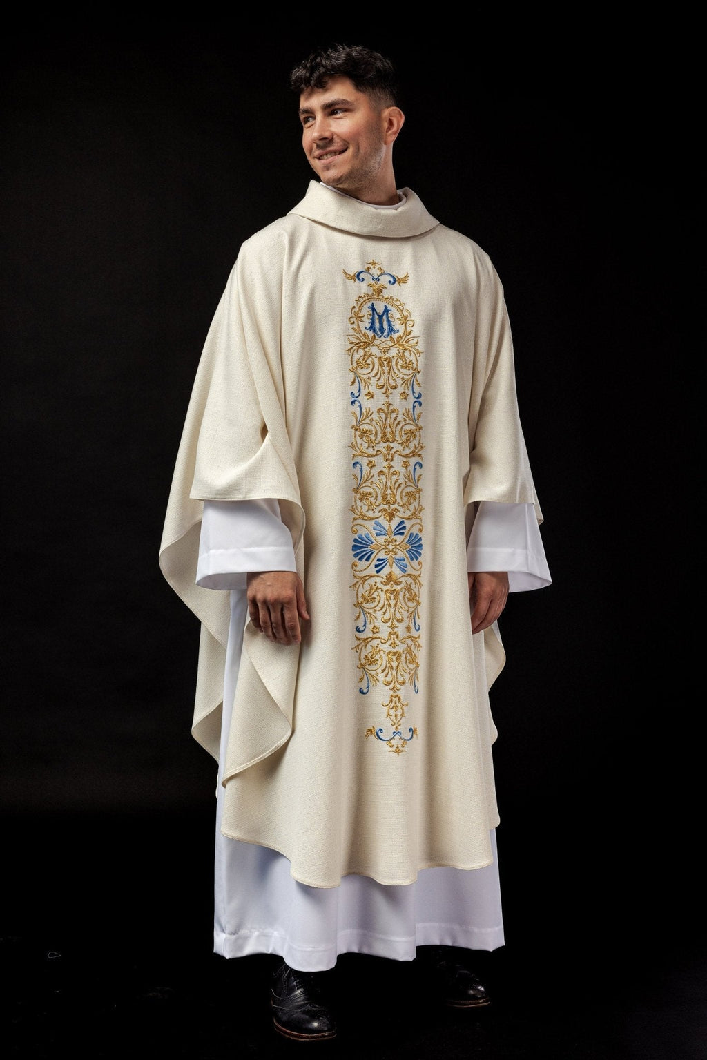 Chasuble mariale richement brodée en tissu brillant. LE/7024/05 - CHASUBLES.FR