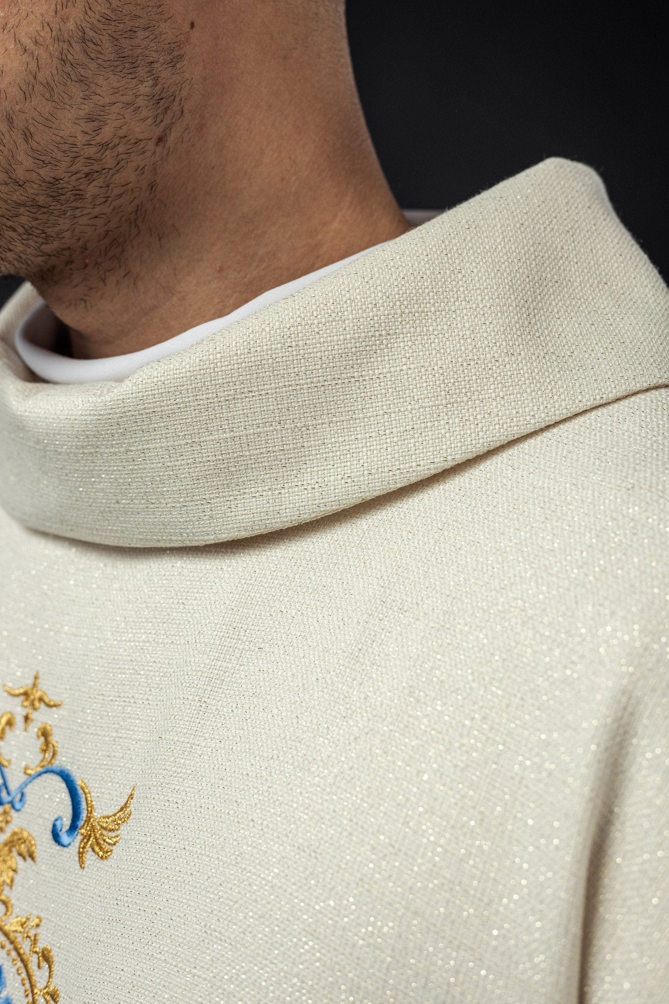 Chasuble mariale richement brodée en tissu brillant. LE/7024/05 - CHASUBLES.FR