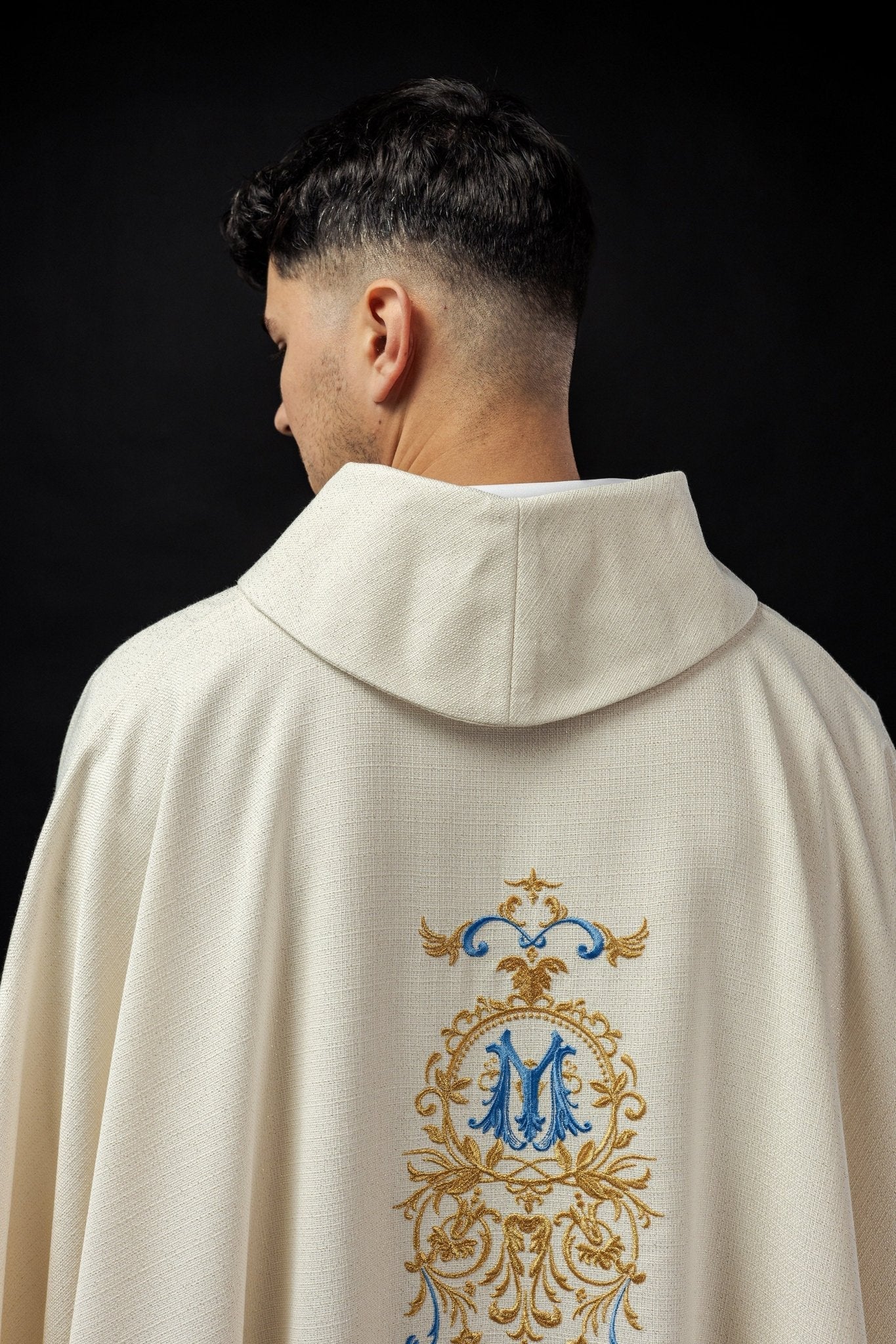 Chasuble mariale richement brodée en tissu brillant. LE/7024/05 - CHASUBLES.FR