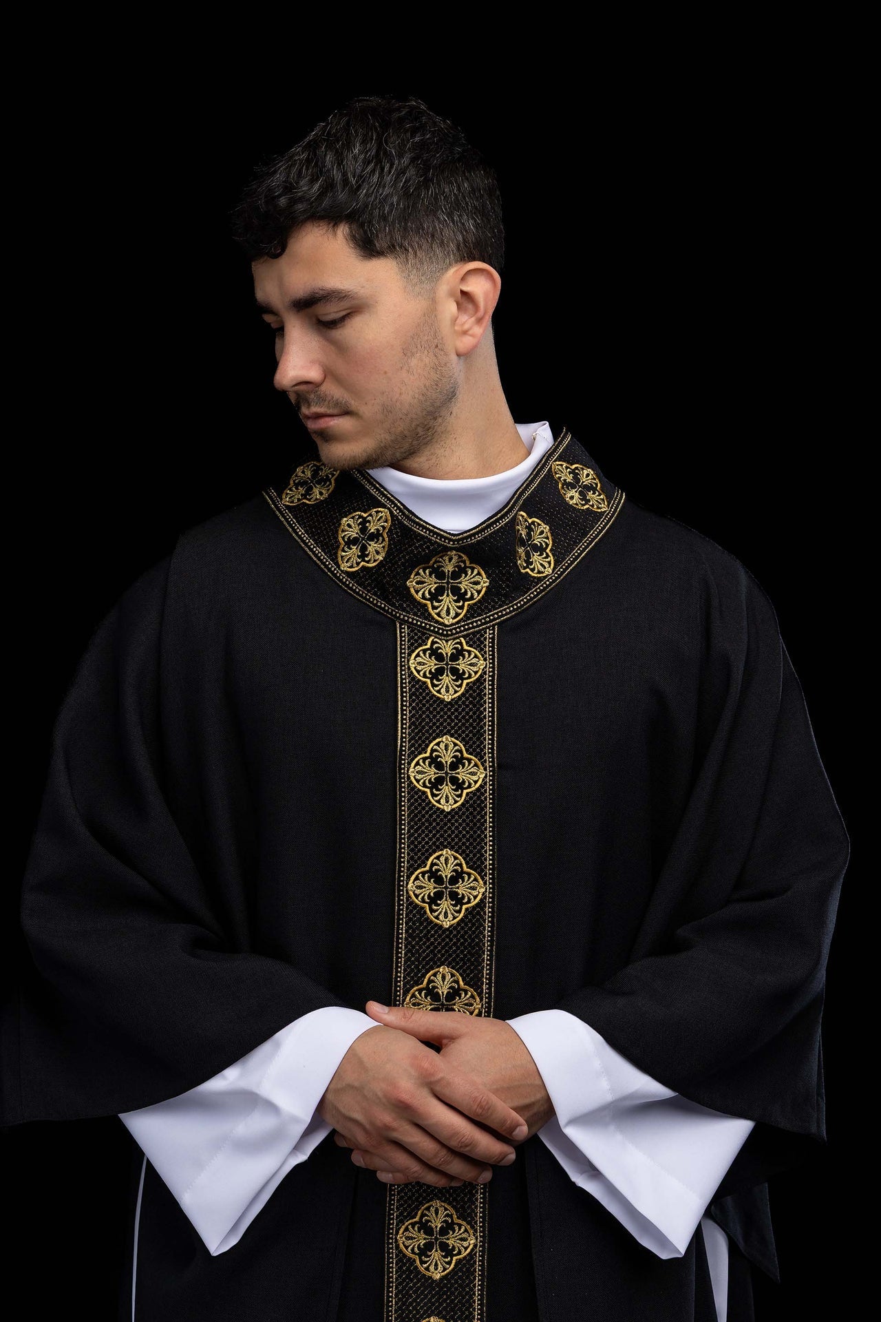 Chasuble noire avec bande brodée et col à motif de croix S-7069-07-70 - CHASUBLES.FR