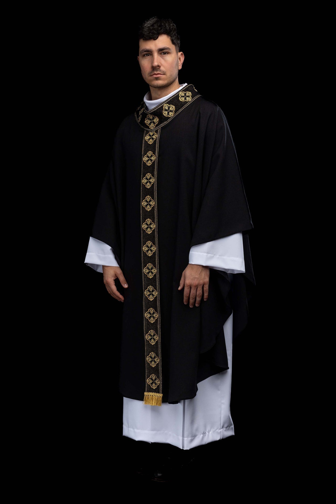 Chasuble noire avec bande brodée et col à motif de croix S-7069-07-70 - CHASUBLES.FR