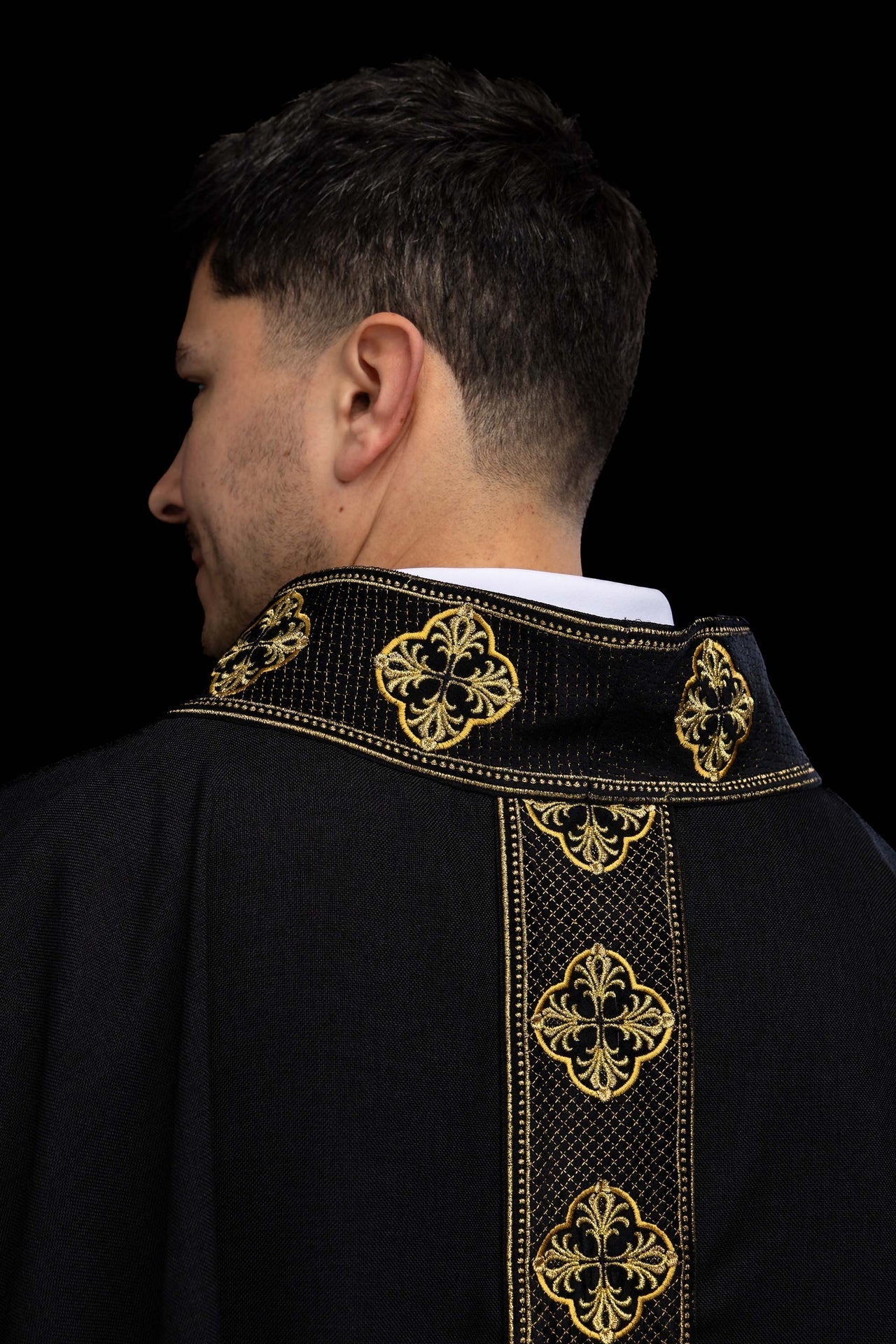 Chasuble noire avec bande brodée et col à motif de croix S-7069-07-70 - CHASUBLES.FR