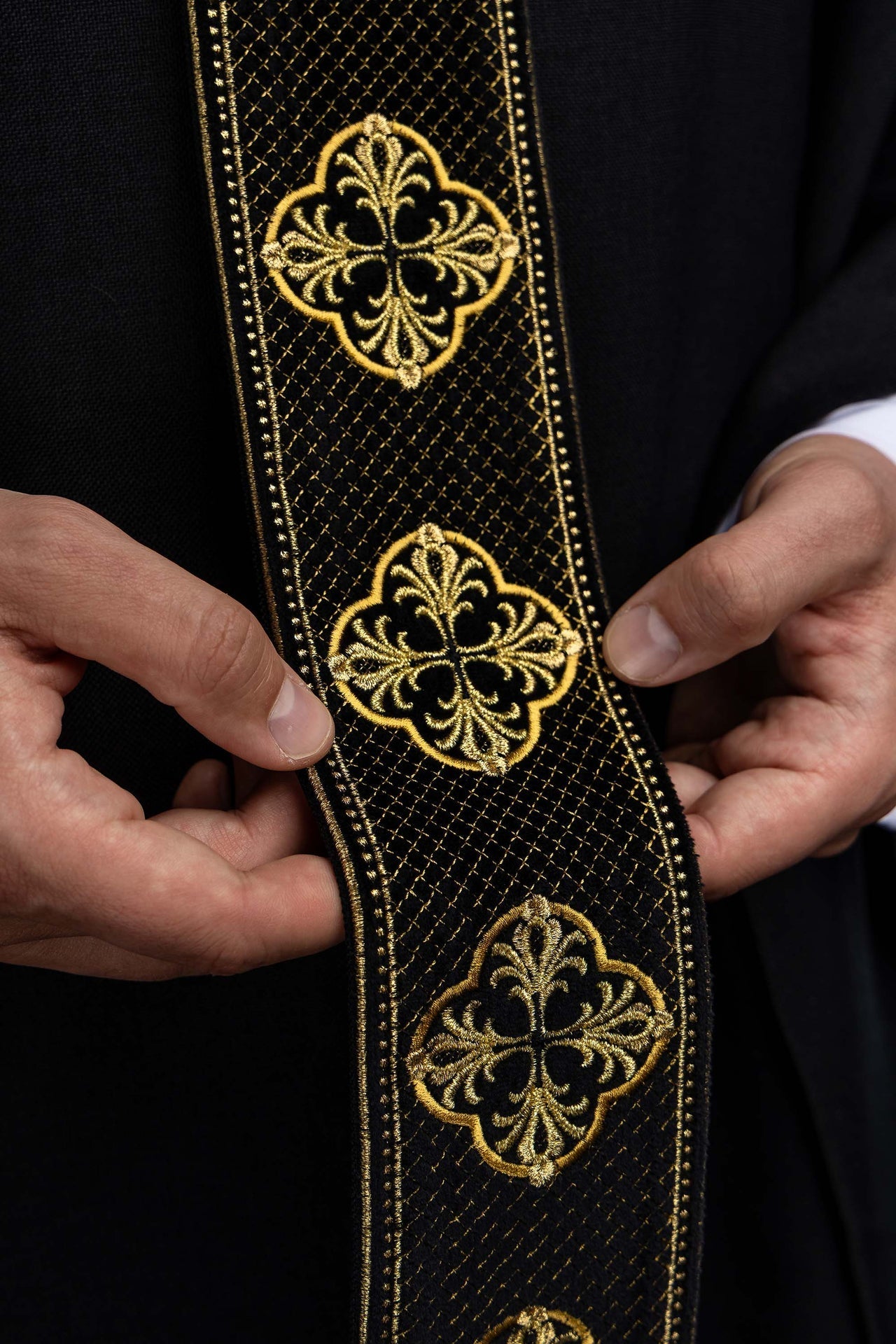 Chasuble noire avec bande brodée et col à motif de croix S-7069-07-70 - CHASUBLES.FR