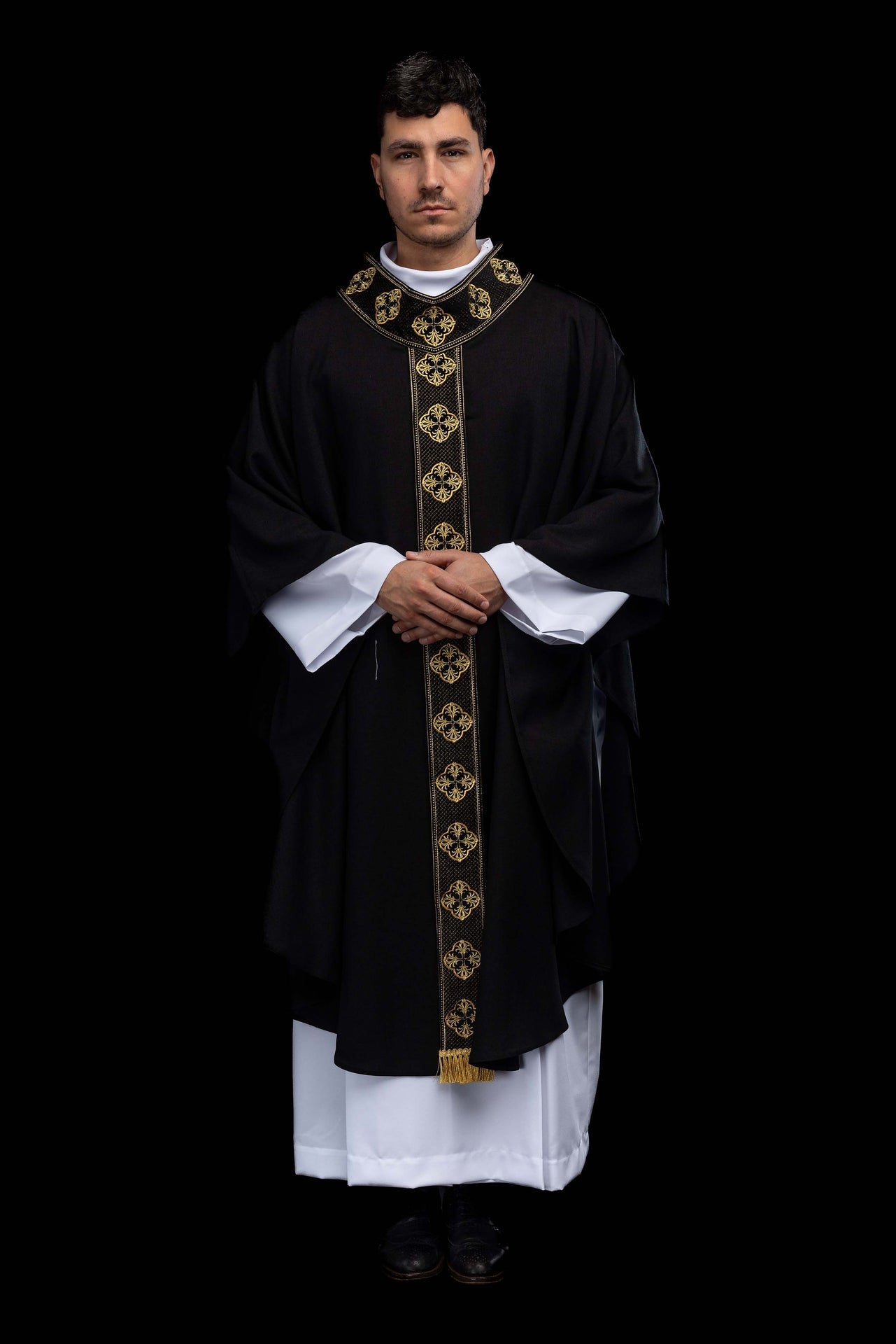 Chasuble noire avec bande brodée et col à motif de croix S-7069-07-70 - CHASUBLES.FR