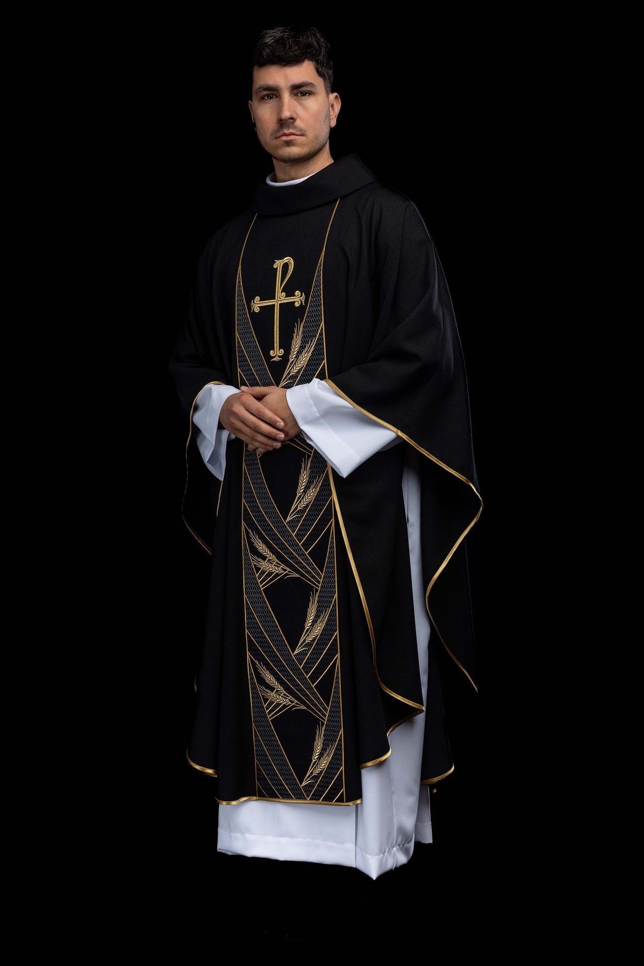 Chasuble noire avec bande brodée PAX LE/7050/07 - CHASUBLES.FR