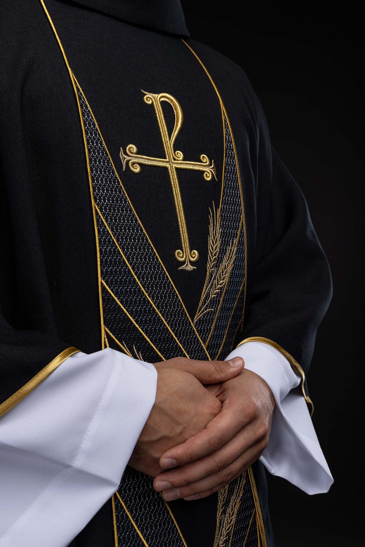 Chasuble noire avec bande brodée PAX LE/7050/07 - CHASUBLES.FR