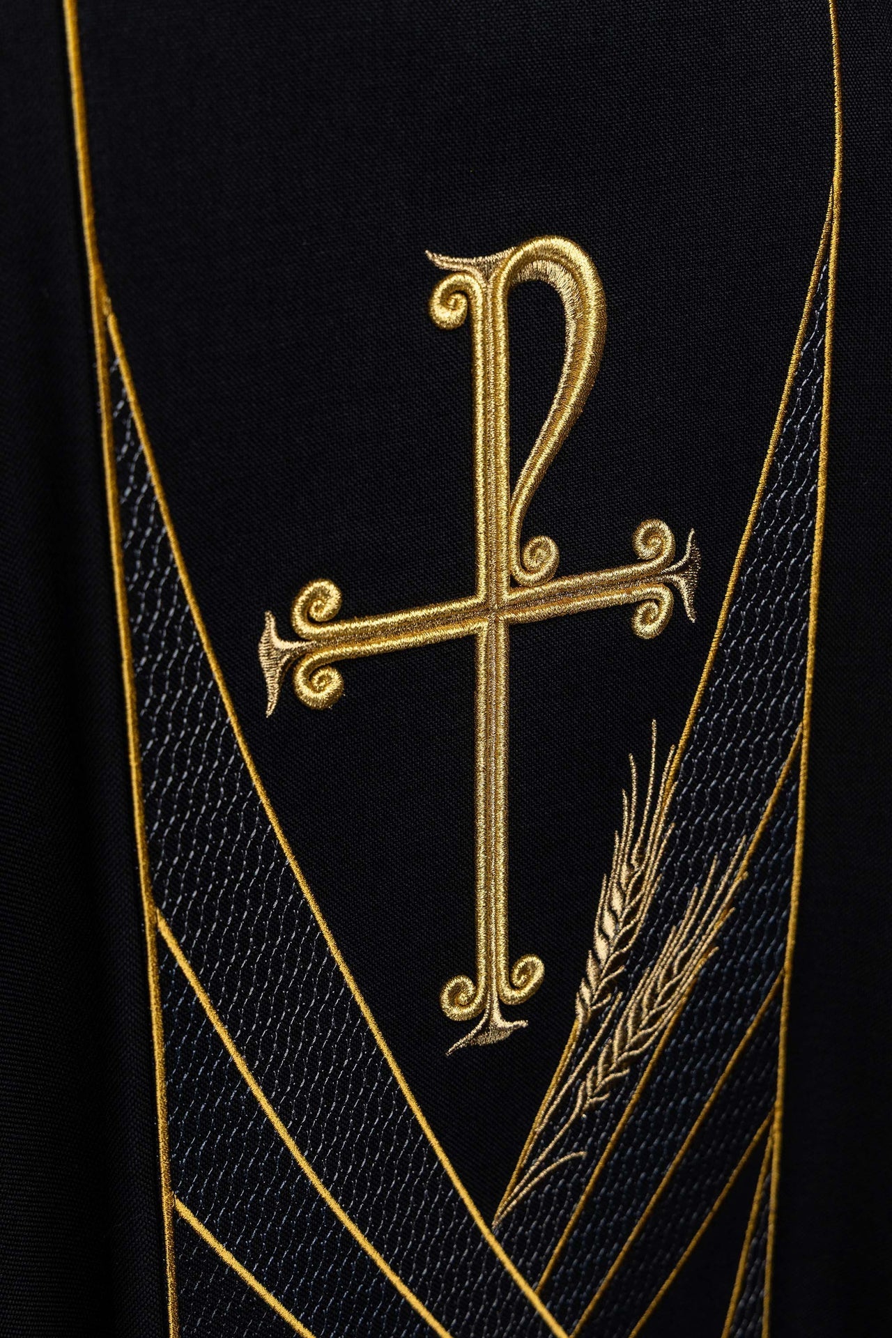 Chasuble noire avec bande brodée PAX LE/7050/07 - CHASUBLES.FR