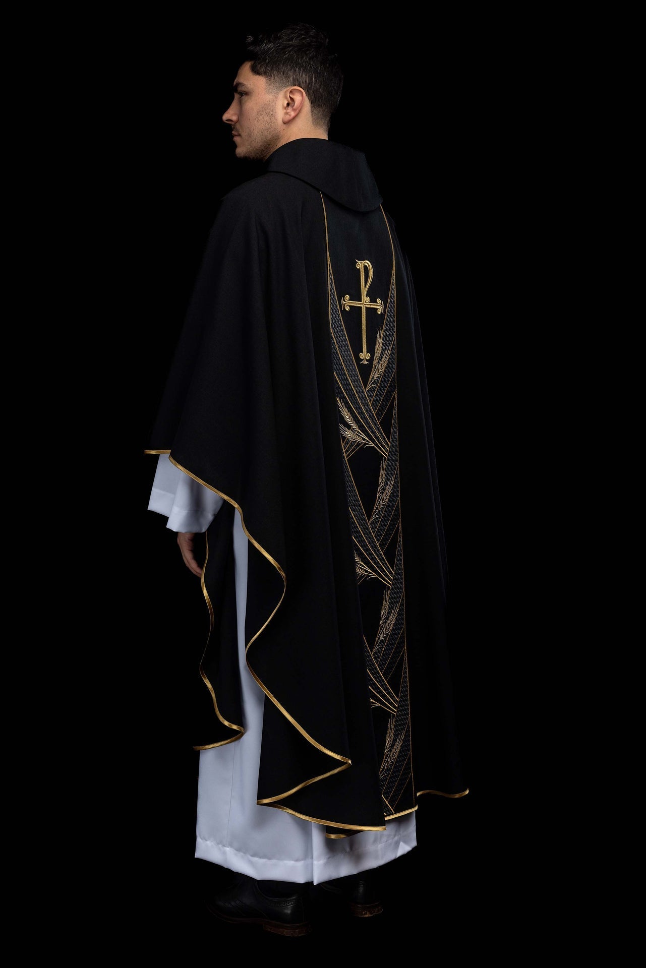Chasuble noire avec bande brodée PAX LE/7050/07 - CHASUBLES.FR