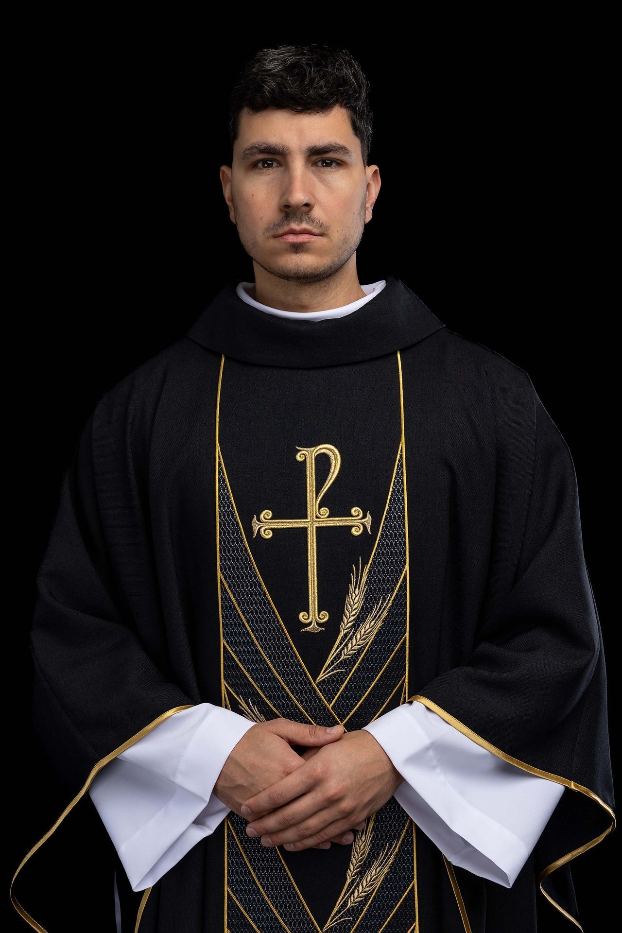 Chasuble noire avec bande brodée PAX LE/7050/07 - CHASUBLES.FR
