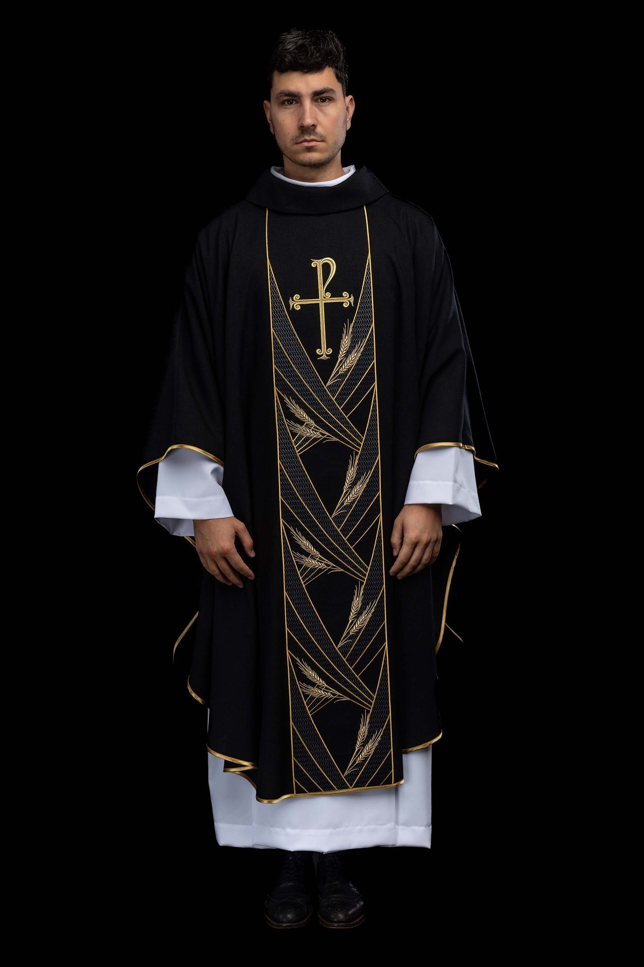 Chasuble noire avec bande brodée PAX LE/7050/07 - CHASUBLES.FR