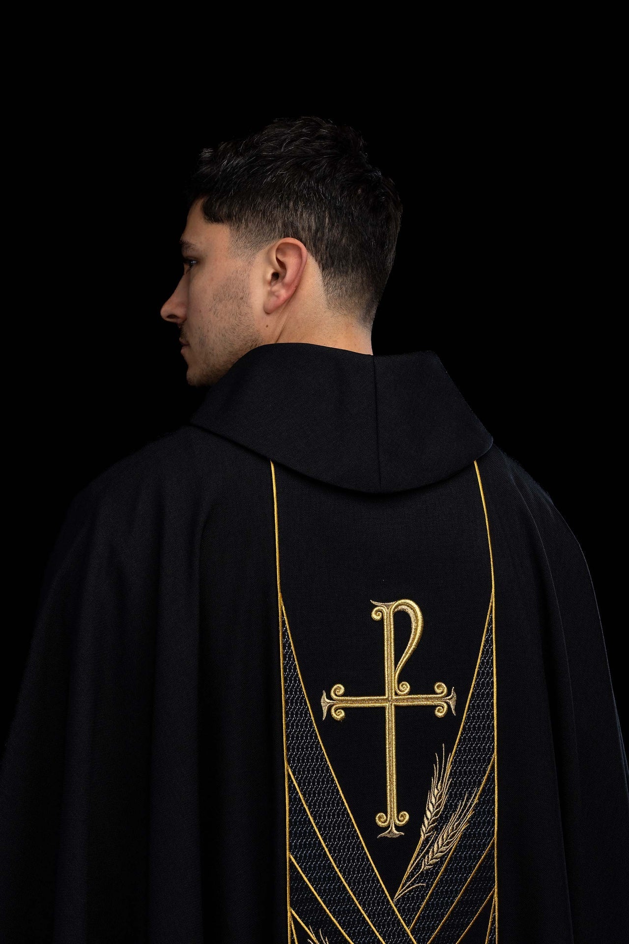 Chasuble noire avec bande brodée PAX LE/7050/07 - CHASUBLES.FR
